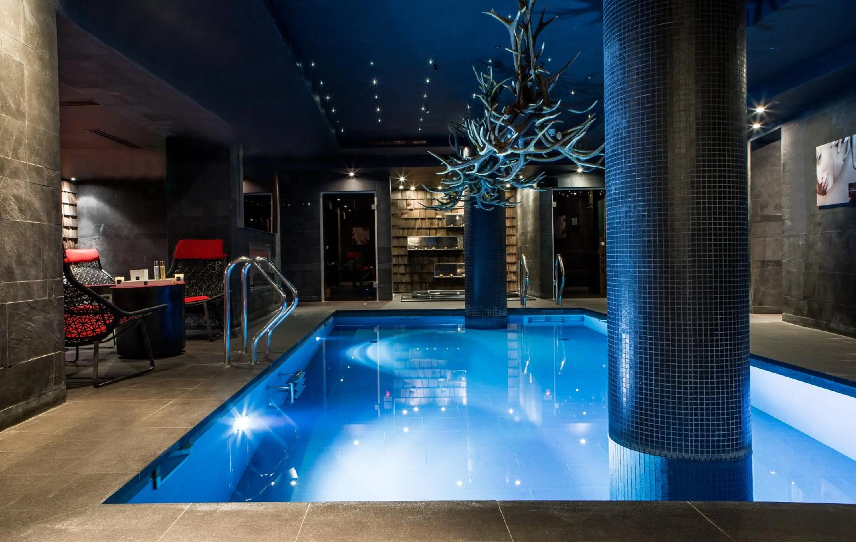 Swimming pool in Avenue Lodge Hotel & Spa