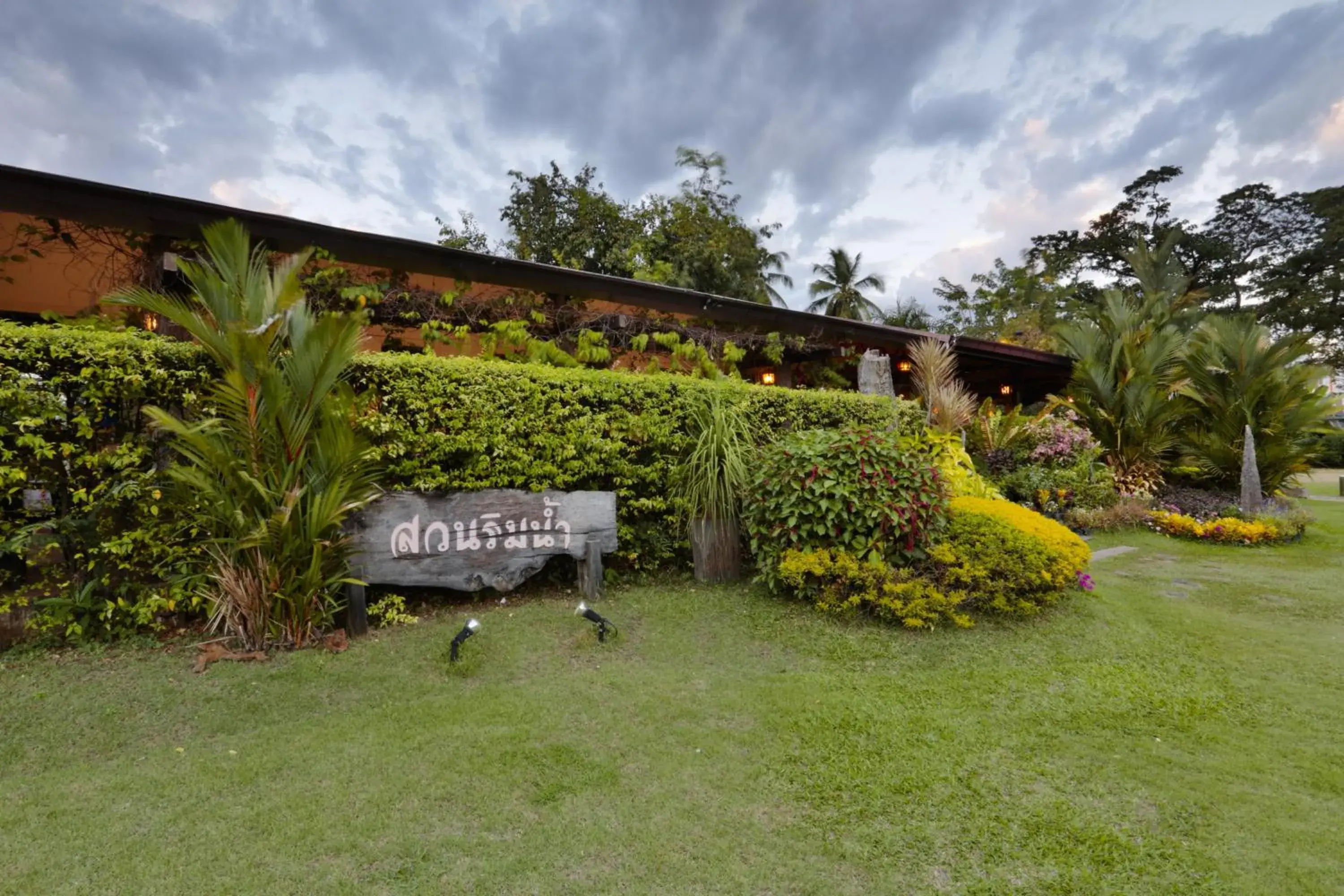 Facade/entrance in Charoen Hotel Facade/entrance in Charoen Hotel
