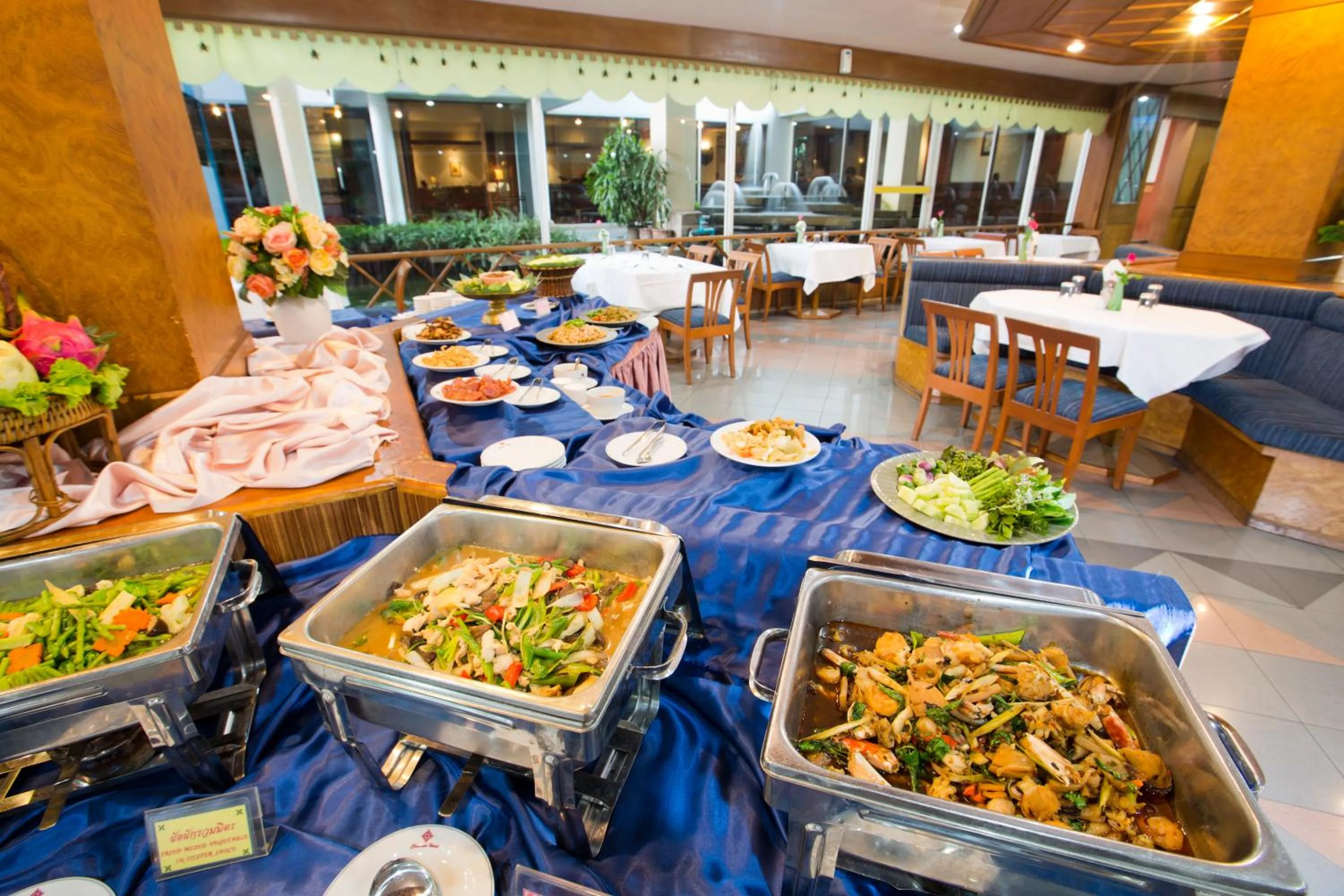 Restaurant/places to eat in Charoen Hotel