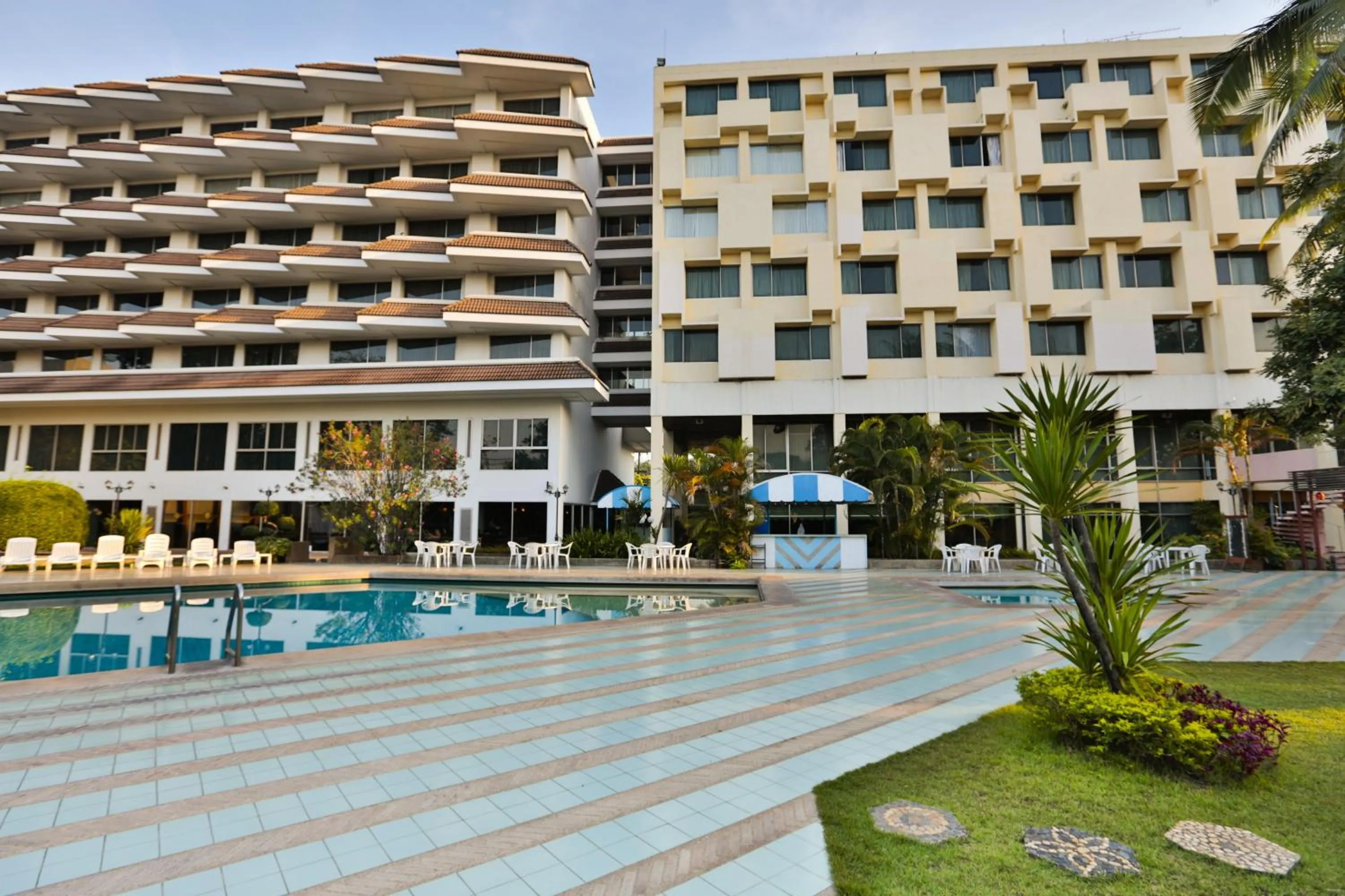 Facade/entrance in Charoen Hotel