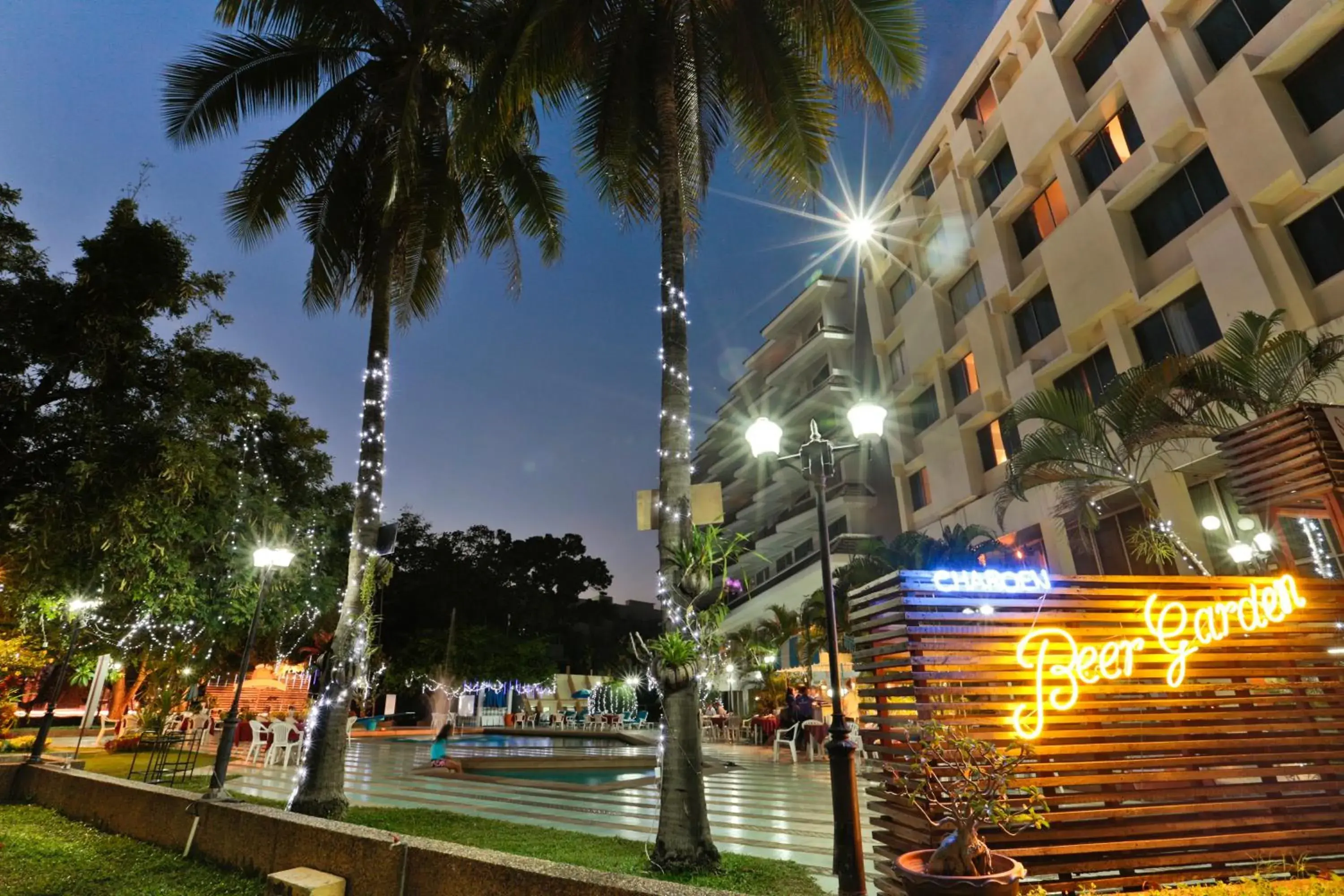 Facade/entrance in Charoen Hotel Facade/entrance in Charoen Hotel