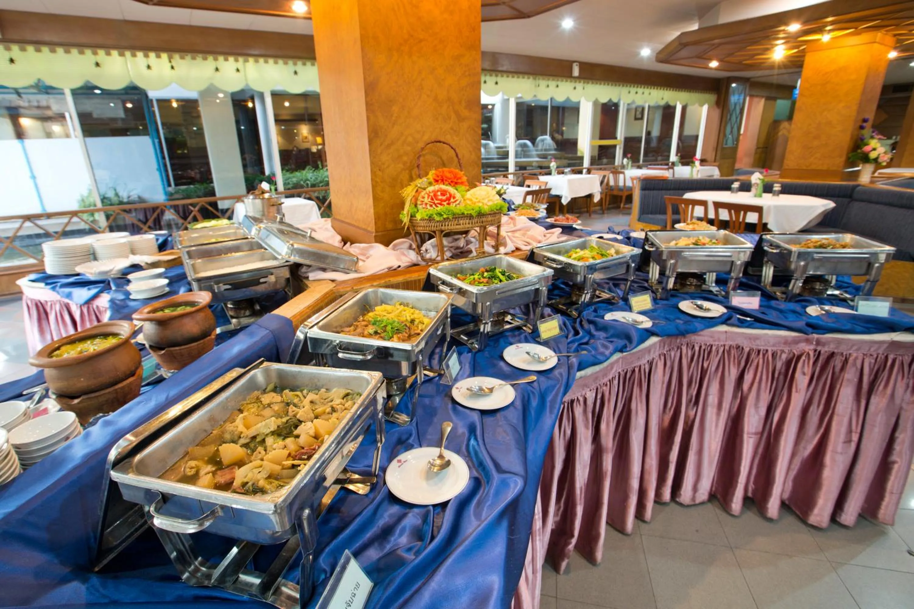Restaurant/places to eat in Charoen Hotel