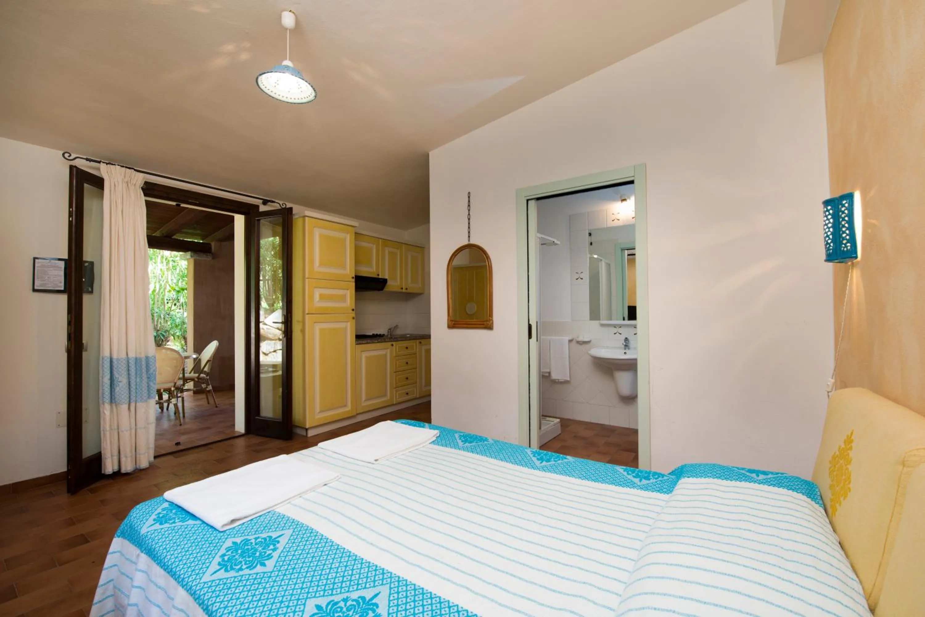 Photo of the whole room, Bed in Residence S'incantu