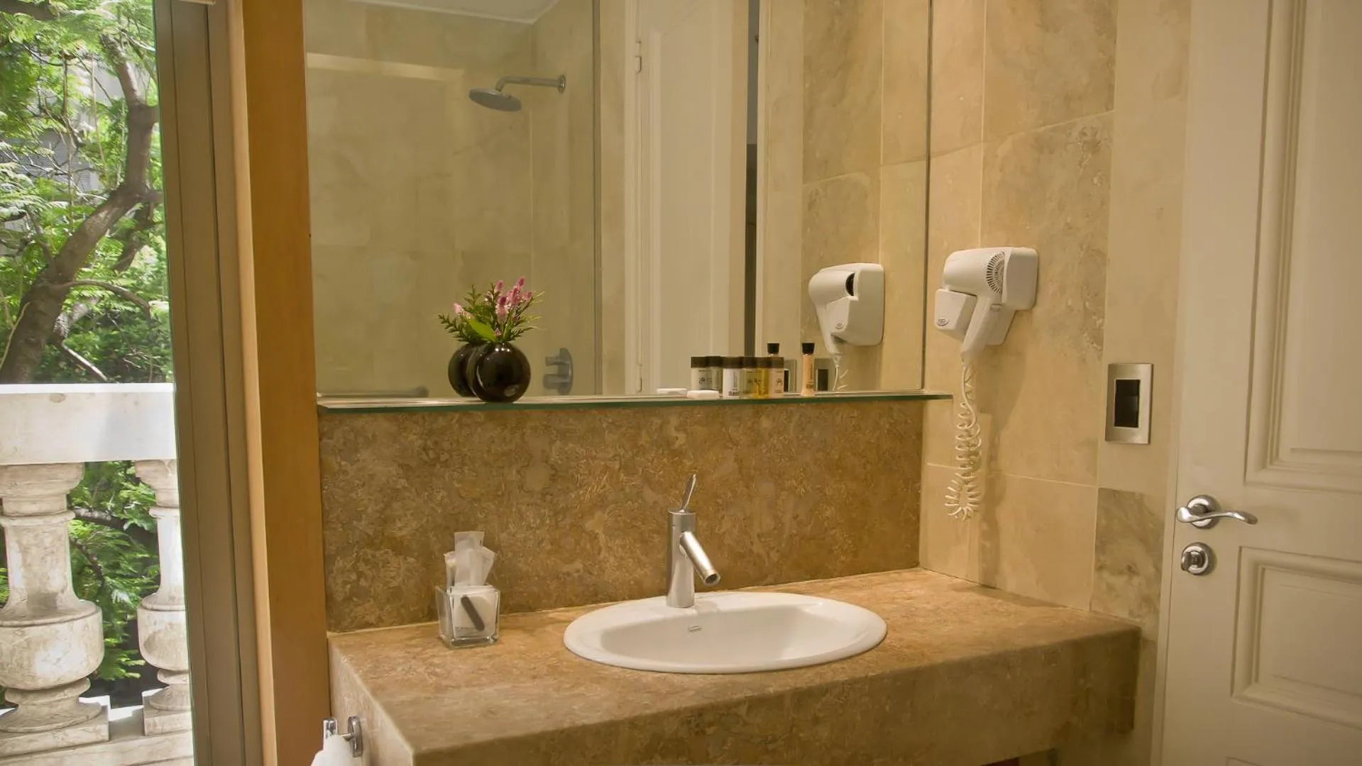 Toilet in 725 Continental Hotel