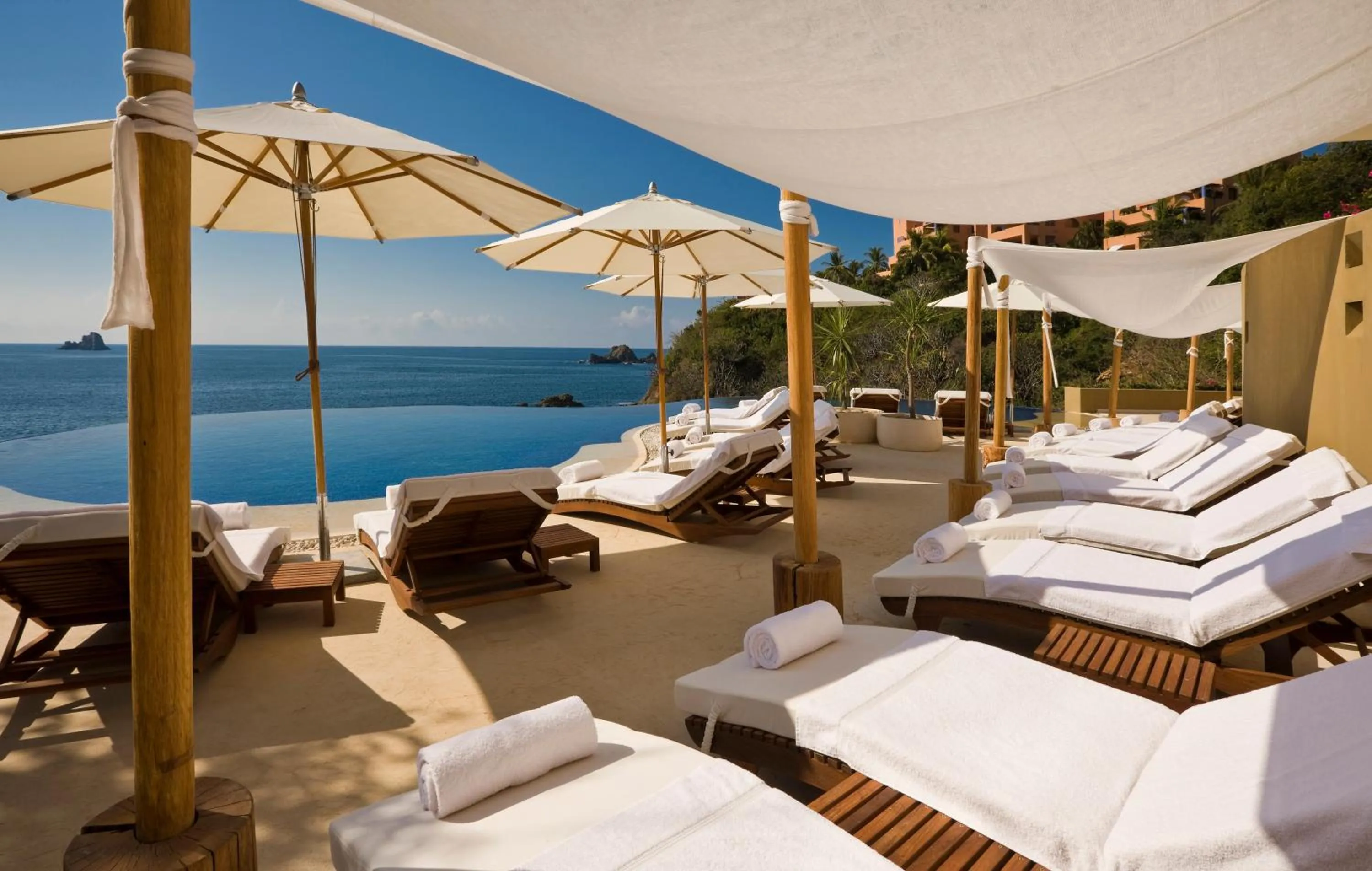 Swimming pool in Cala de Mar Resort & Spa Ixtapa