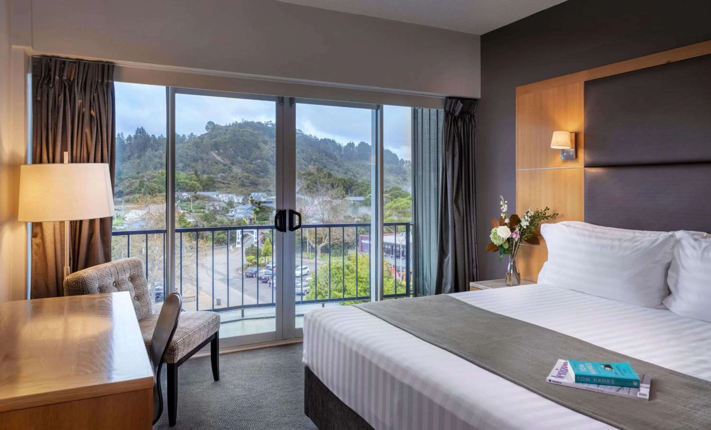 Bedroom, Bed in Rydges Rotorua