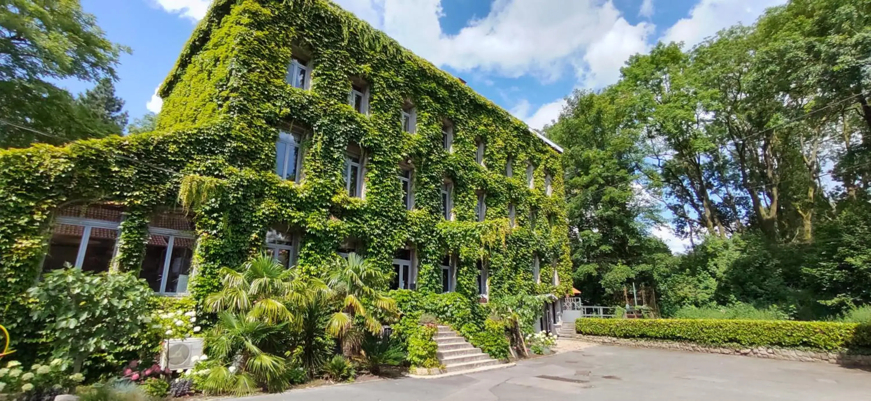Property building in LOGIS HÔTEL-RESTAURANT - Le Moulin d'Artres Property building in LOGIS HÔTEL-RESTAURANT - Le Moulin d'Artres