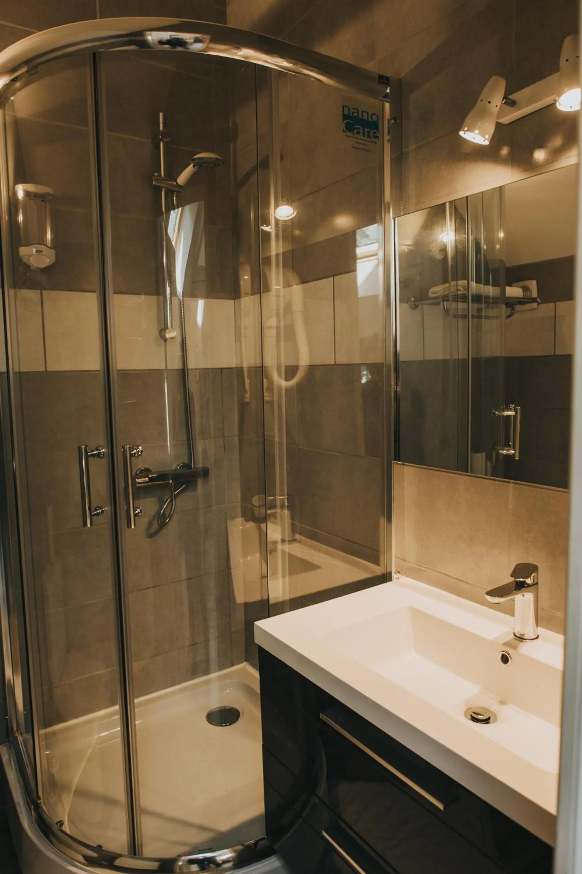 Shower in LOGIS HÔTEL-RESTAURANT - Le Moulin d'Artres