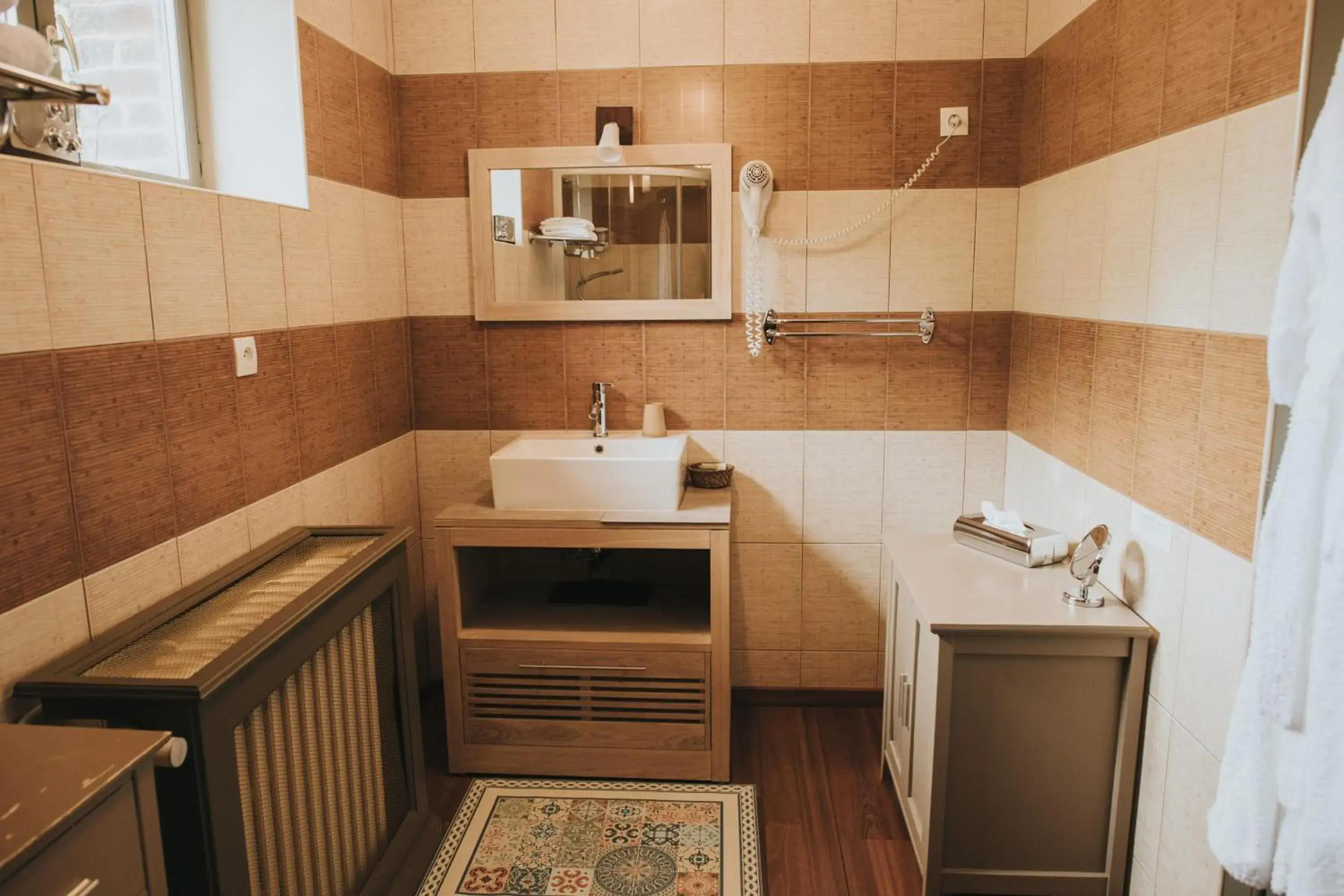 Bathroom in LOGIS HÔTEL-RESTAURANT - Le Moulin d'Artres Bathroom in LOGIS HÔTEL-RESTAURANT - Le Moulin d'Artres