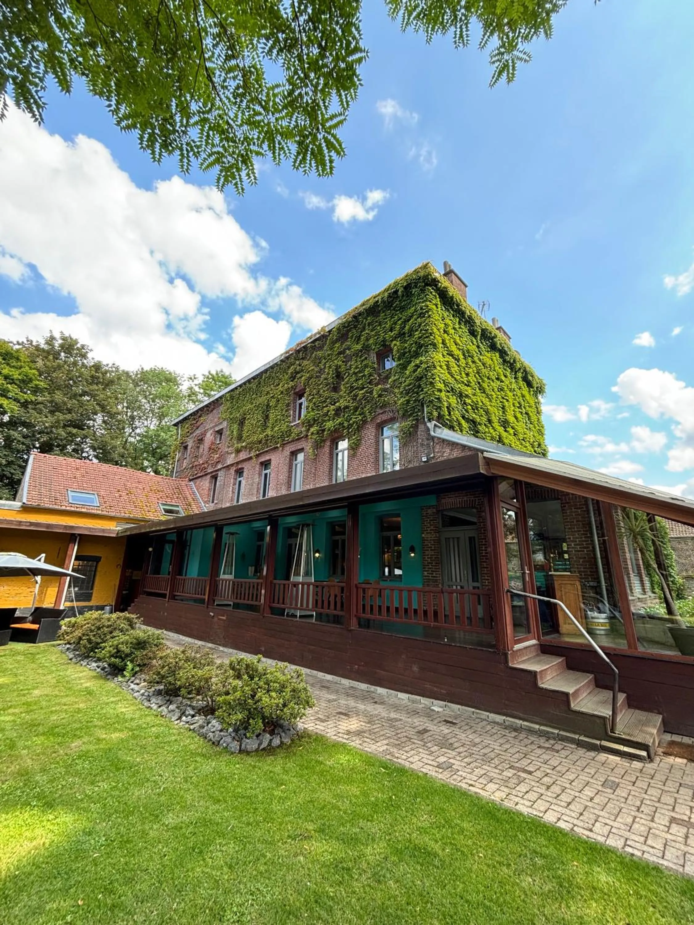 Property building in LOGIS HÔTEL-RESTAURANT - Le Moulin d'Artres