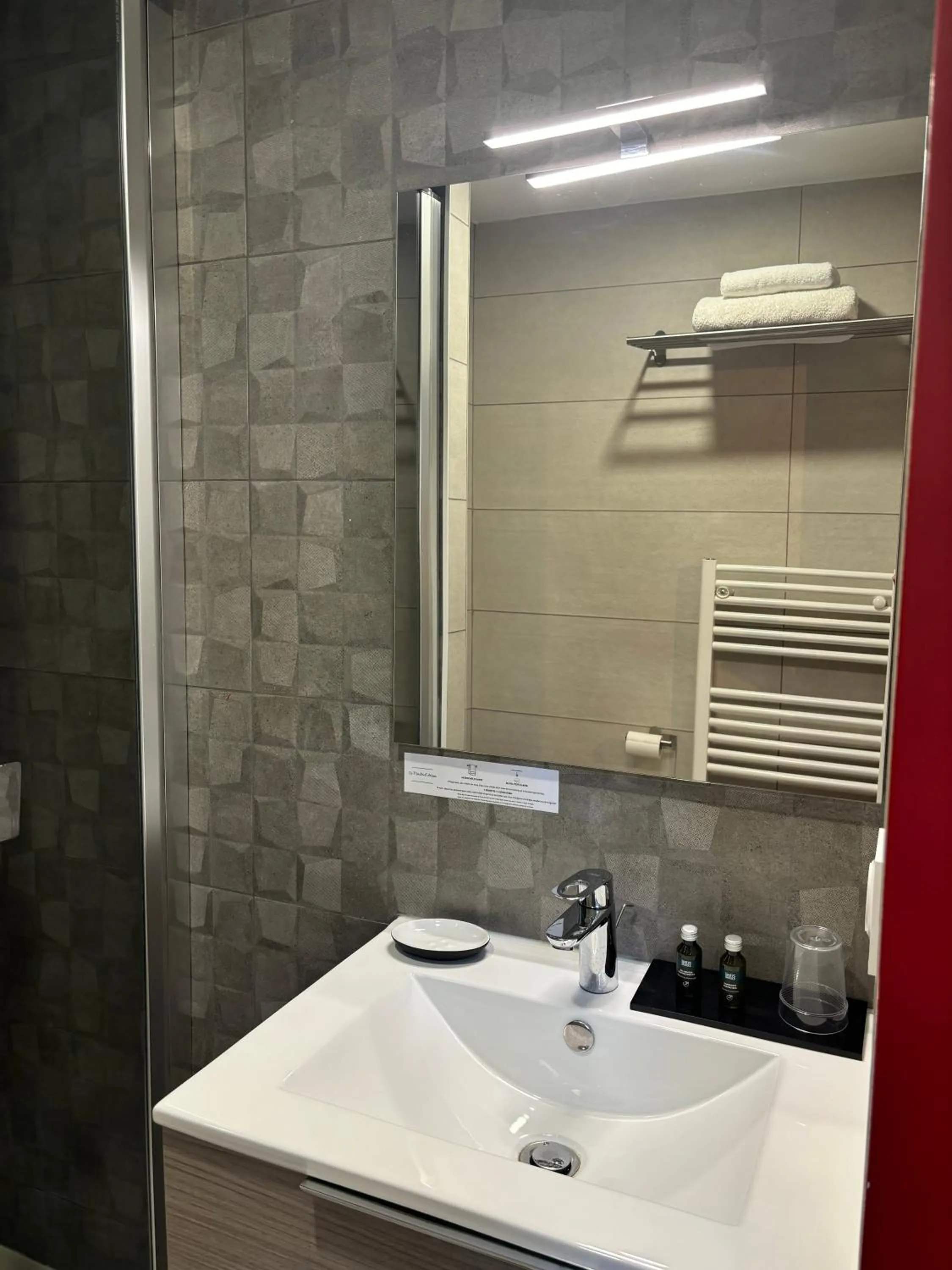 Bathroom in LOGIS HÔTEL-RESTAURANT - Le Moulin d'Artres