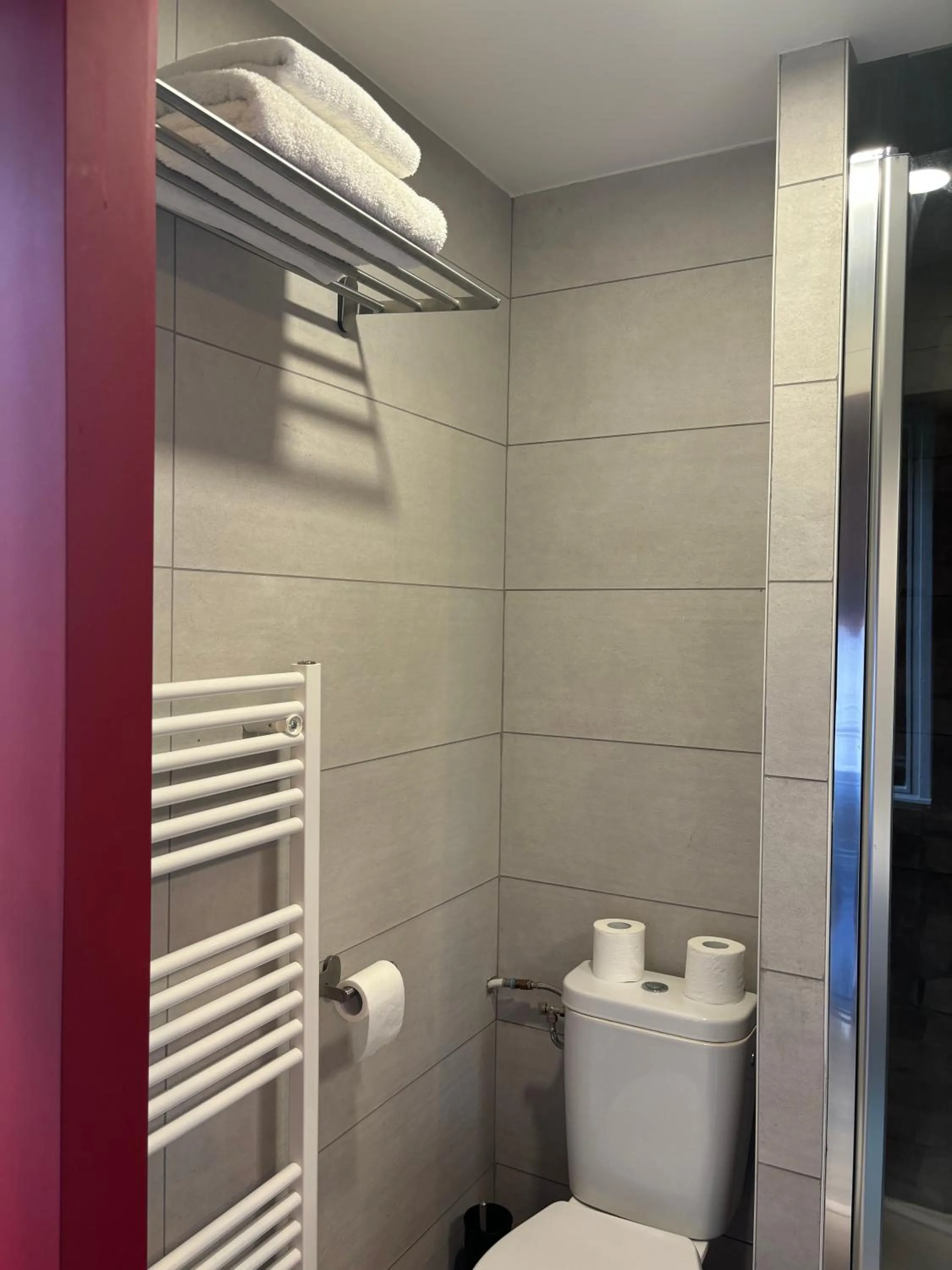 Shower in LOGIS HÔTEL-RESTAURANT - Le Moulin d'Artres