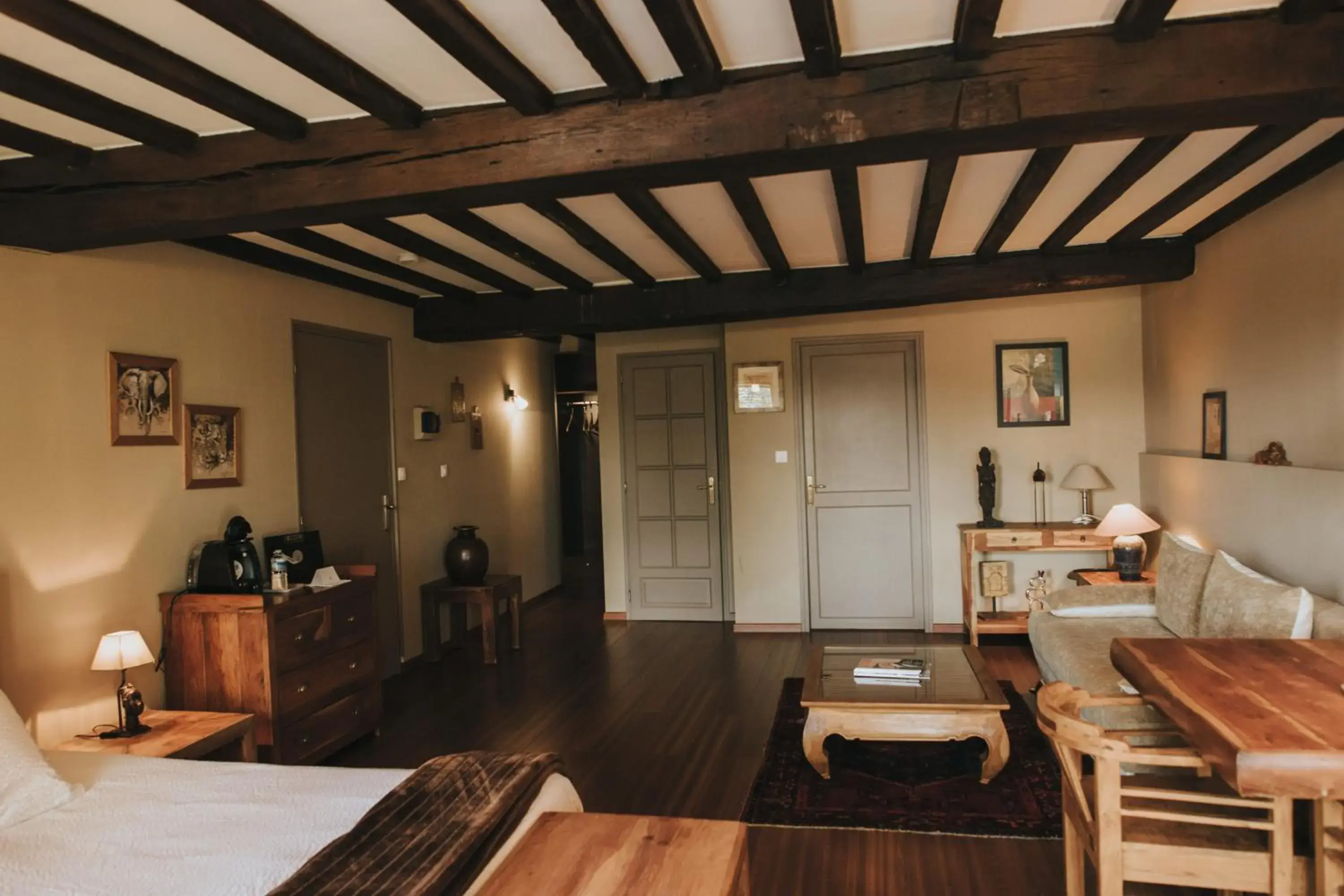 Living room in LOGIS HÔTEL-RESTAURANT - Le Moulin d'Artres Living room in LOGIS HÔTEL-RESTAURANT - Le Moulin d'Artres