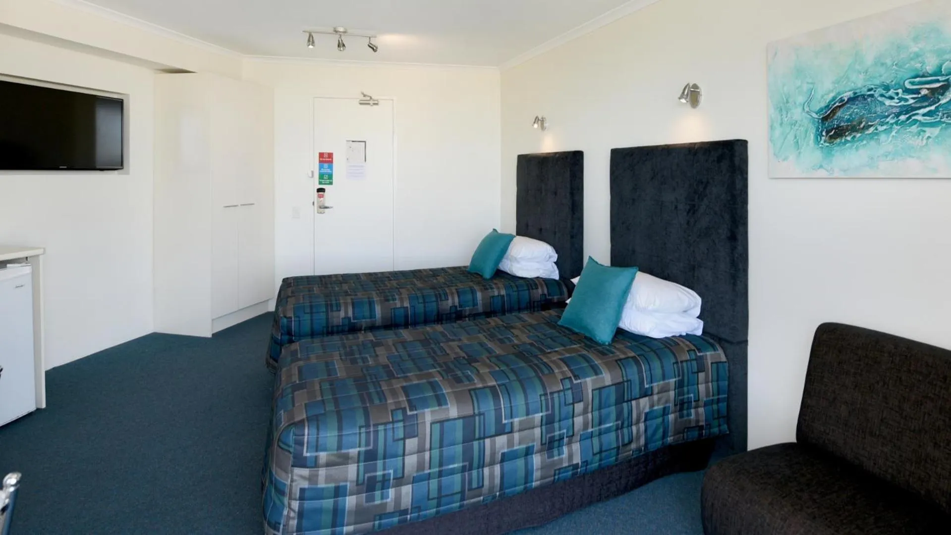 Bed in Atlantic Tower Motor Inn