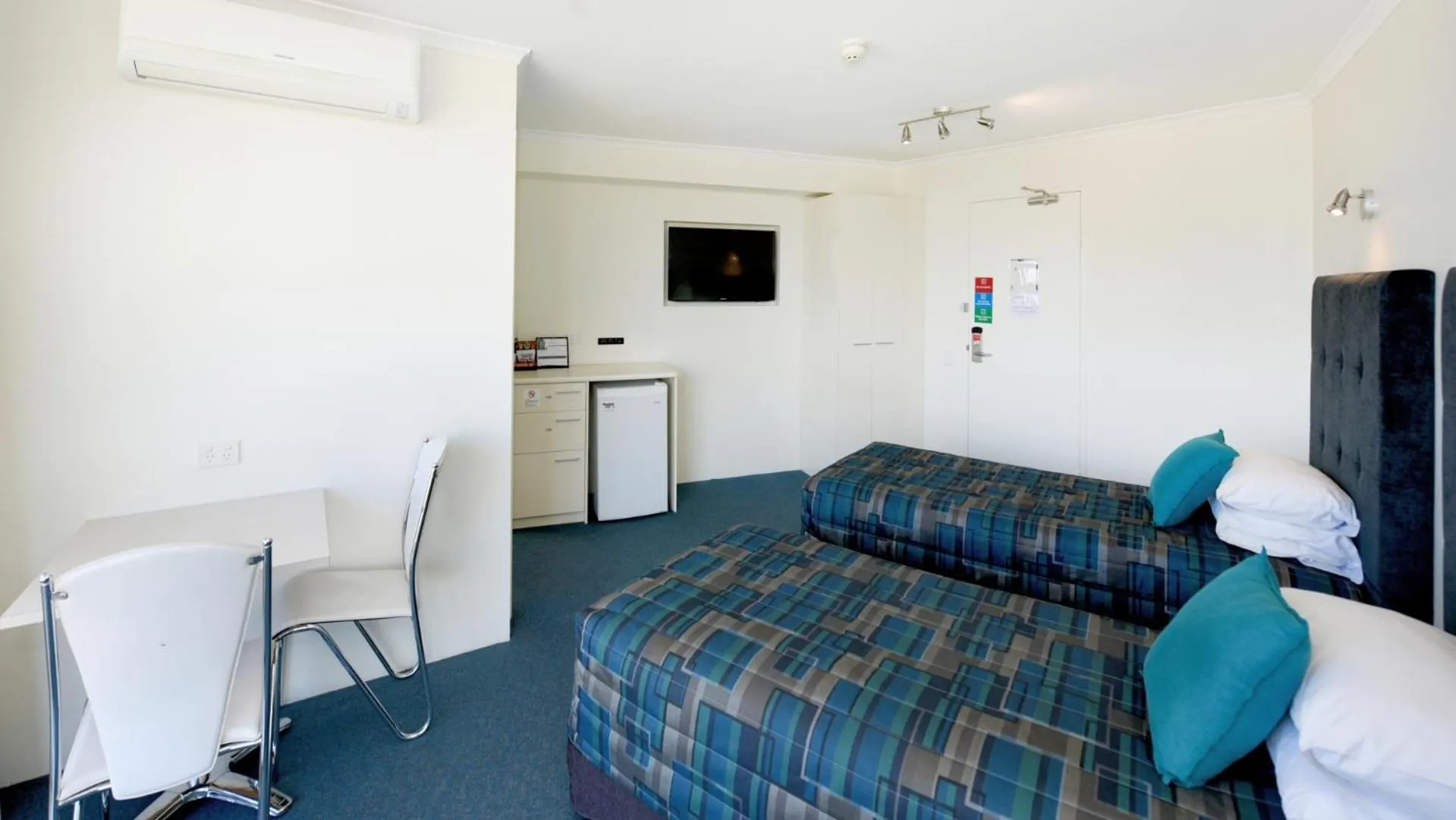 Bed in Atlantic Tower Motor Inn