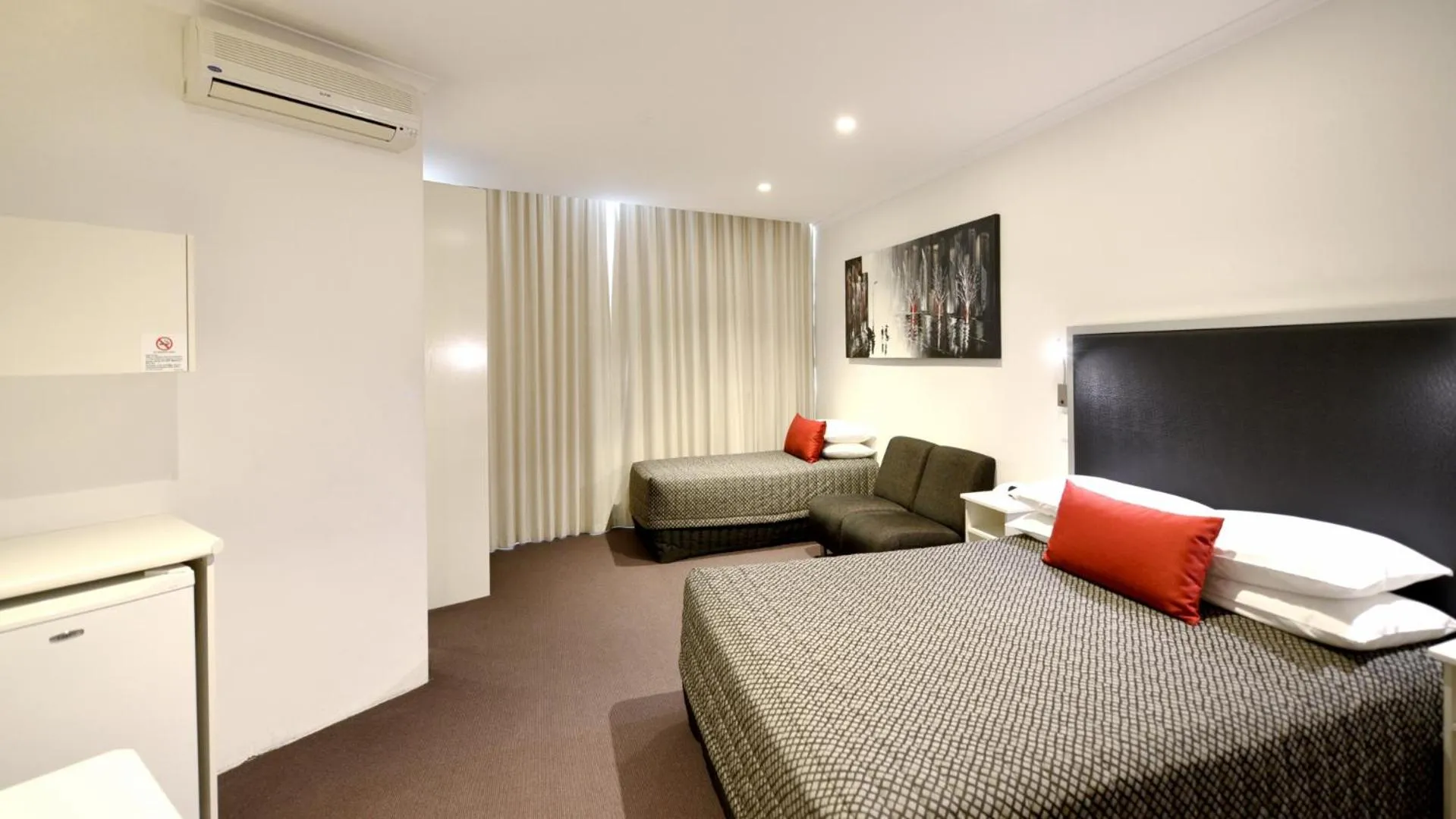 Bed in Atlantic Tower Motor Inn