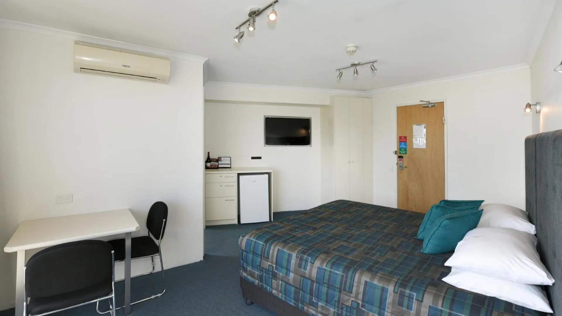 Bed in Atlantic Tower Motor Inn