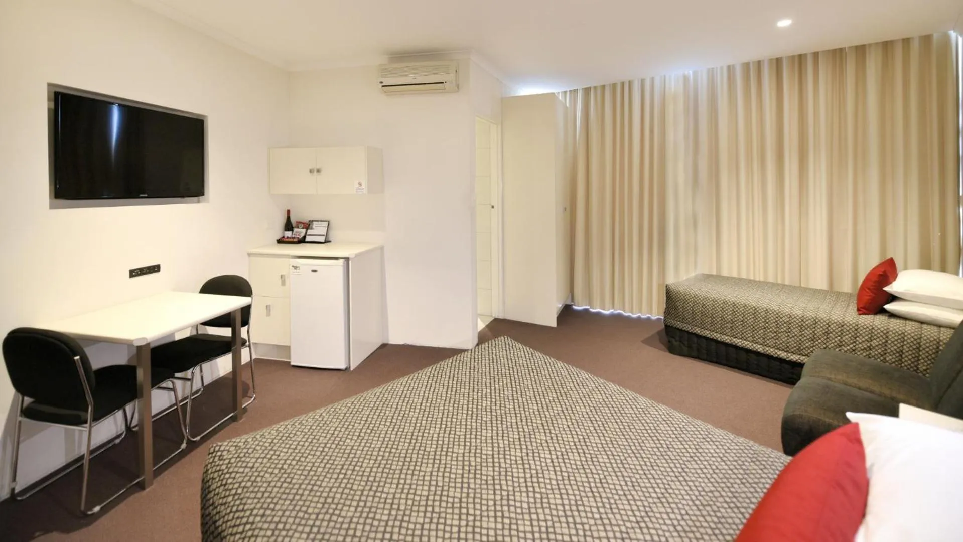 Bed in Atlantic Tower Motor Inn