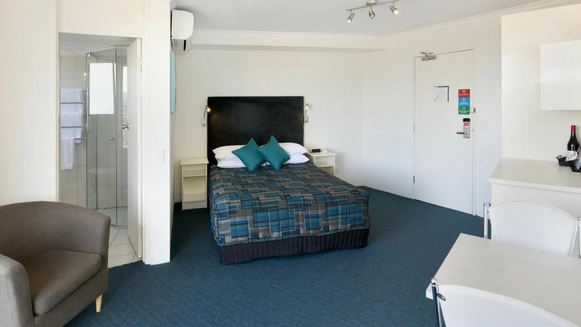 Bed in Atlantic Tower Motor Inn