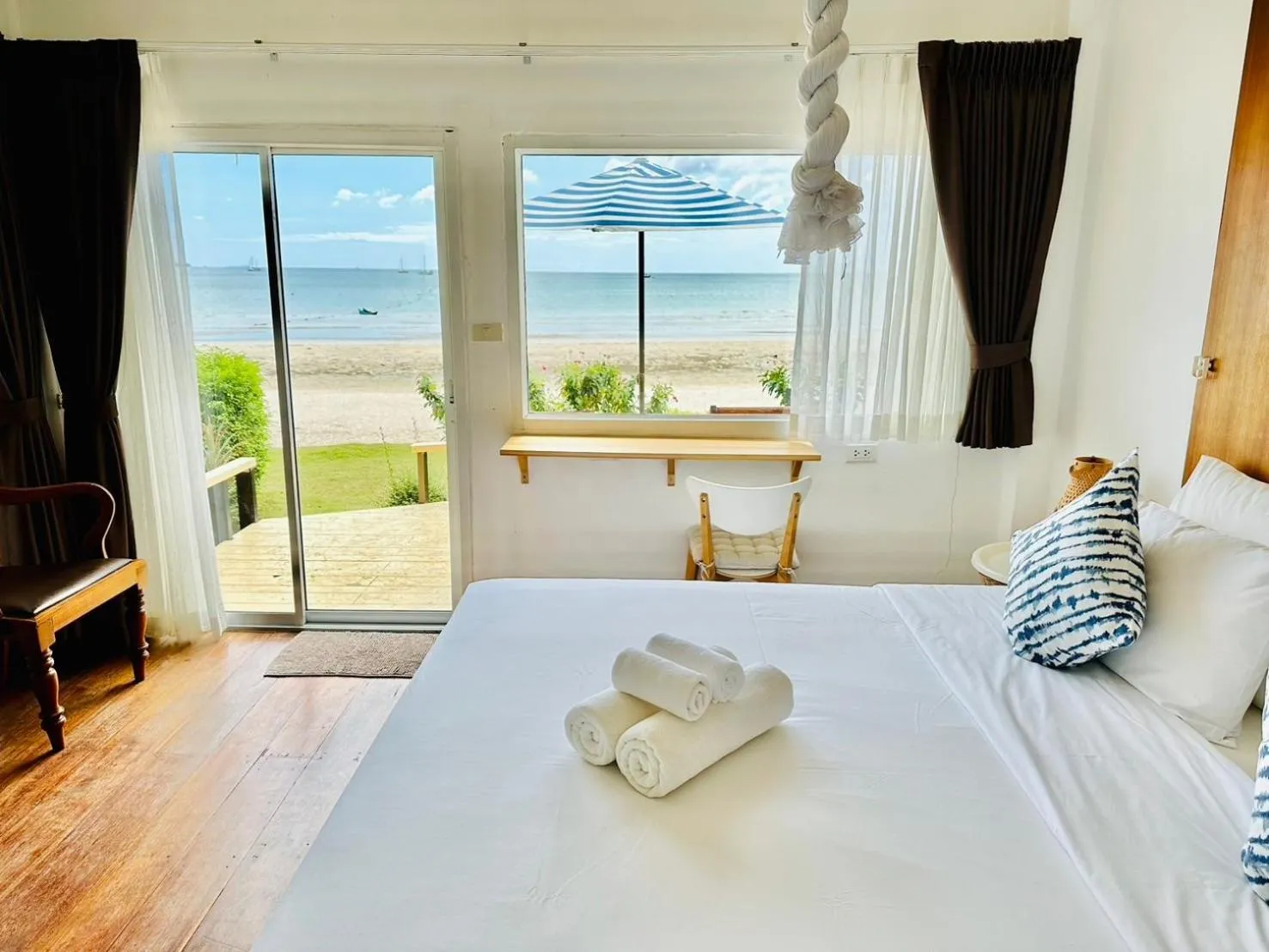Bed in Twin Bay Resort Koh Lanta