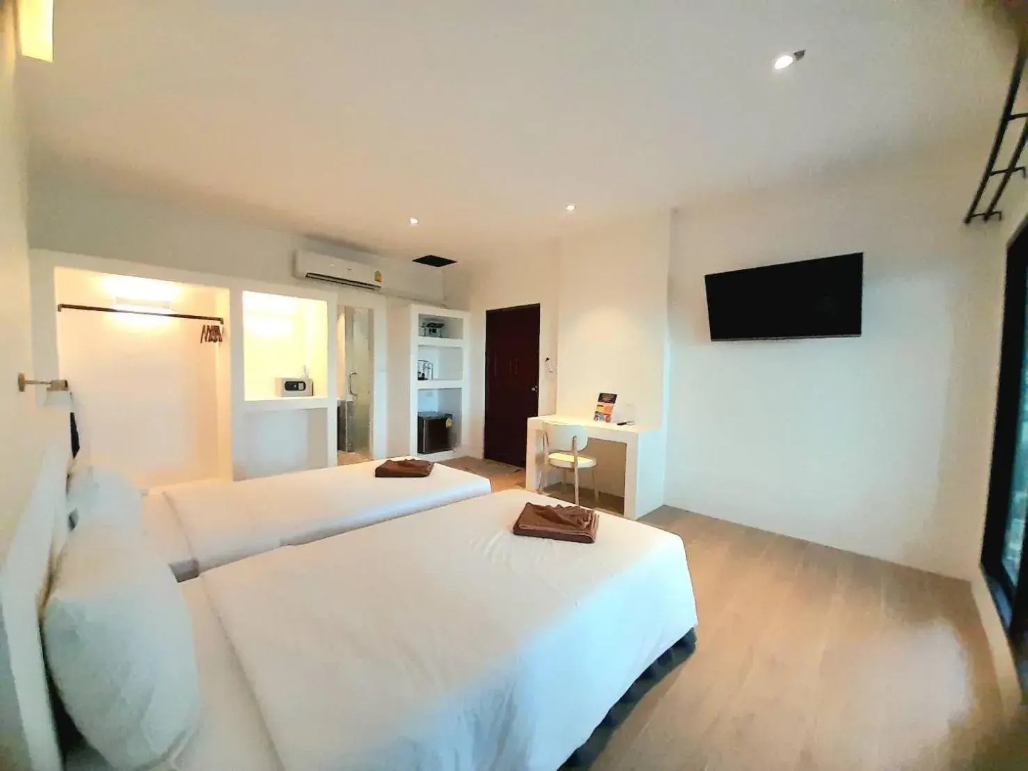 Property building, Bed in Twin Bay Resort Koh Lanta Property building, Bed in Twin Bay Resort Koh Lanta
