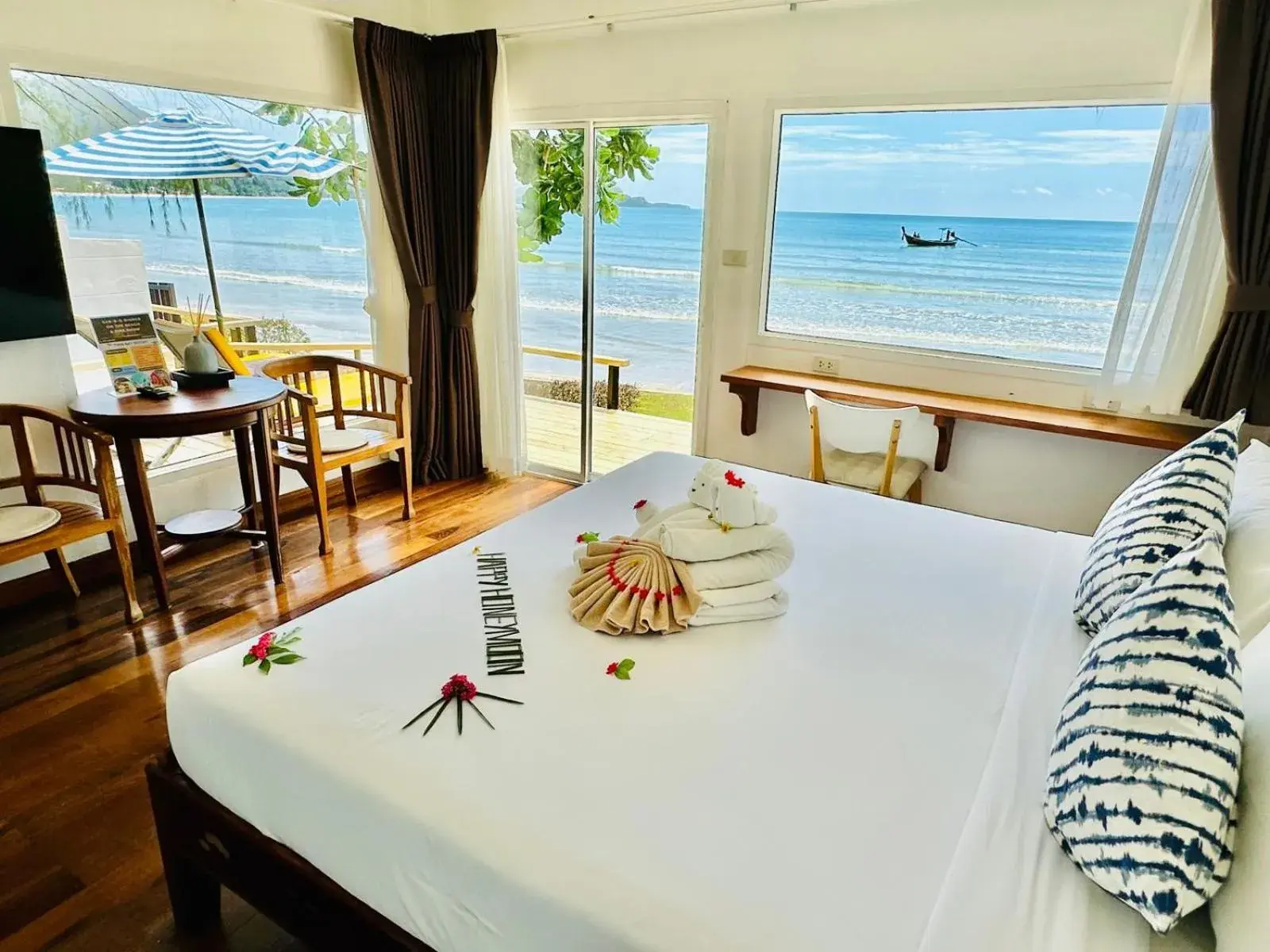 Sea view, Bed in Twin Bay Resort Koh Lanta Sea view, Bed in Twin Bay Resort Koh Lanta
