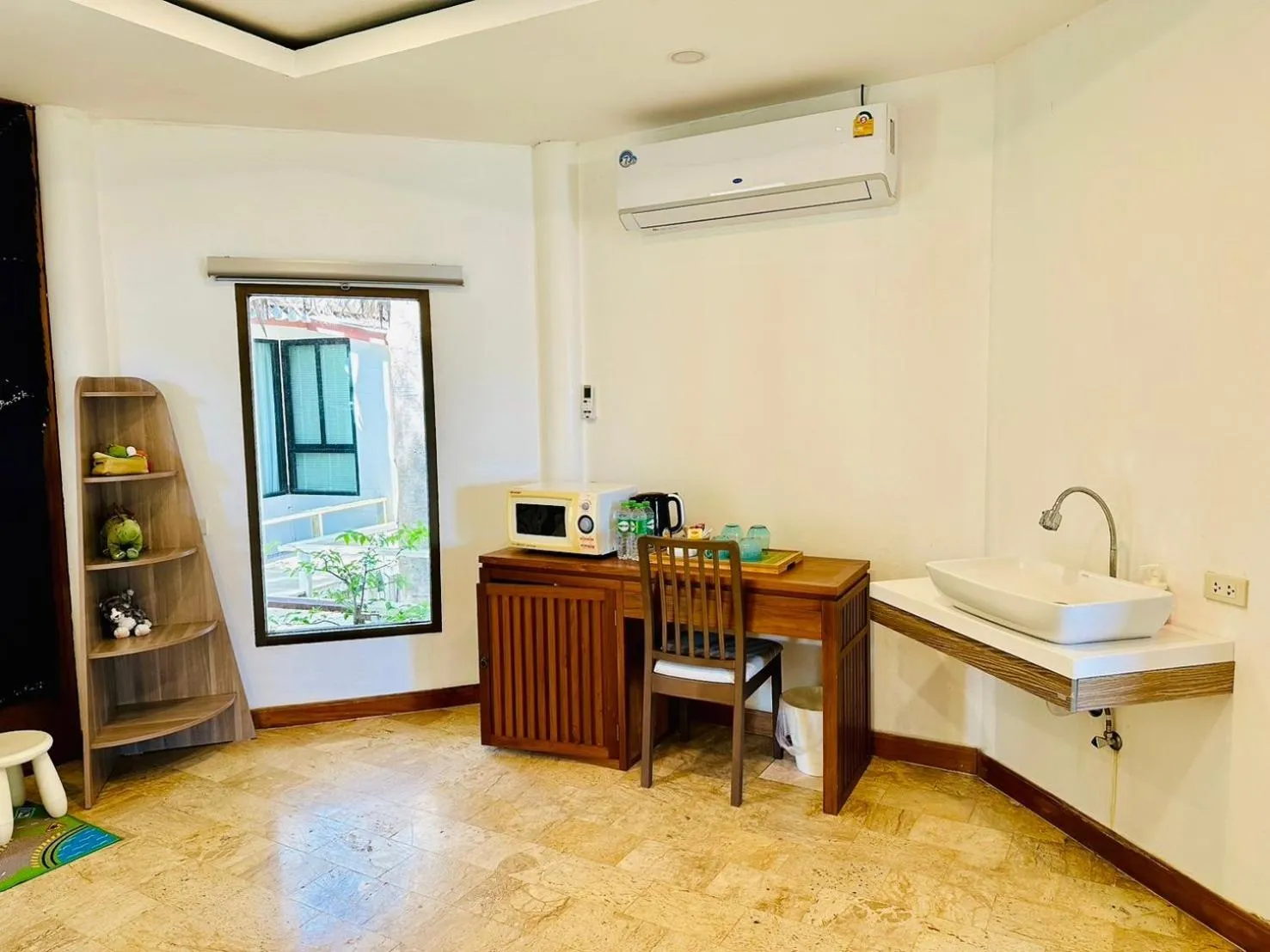 microwave in Twin Bay Resort Koh Lanta