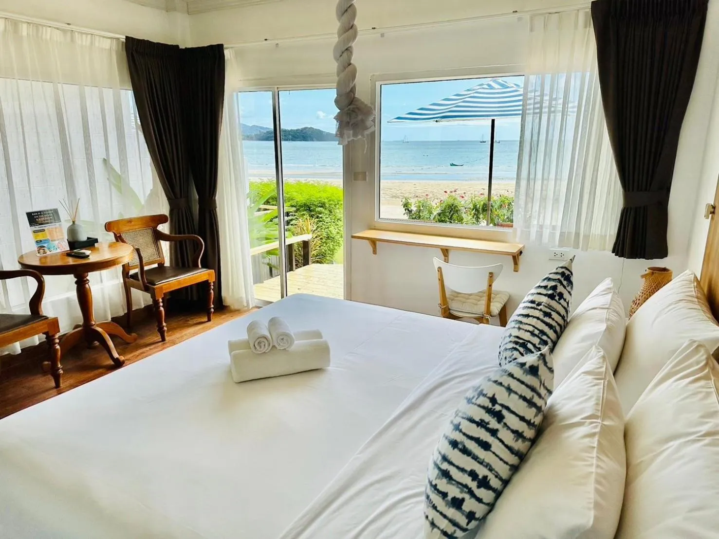 Bed in Twin Bay Resort Koh Lanta