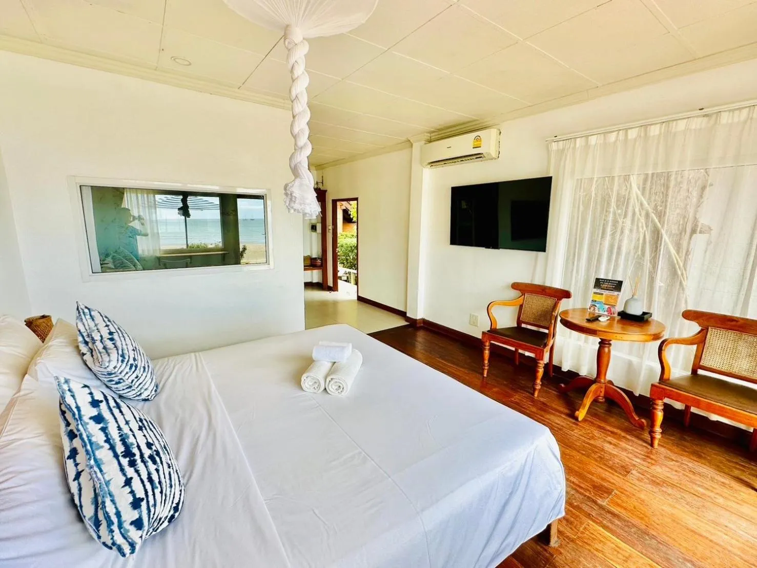 Bed in Twin Bay Resort Koh Lanta