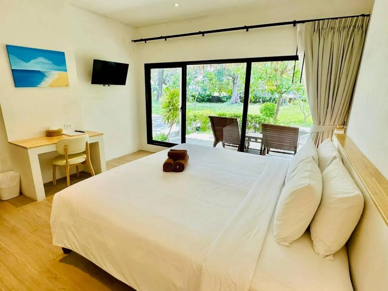Bedroom, Bed in Twin Bay Resort Koh Lanta