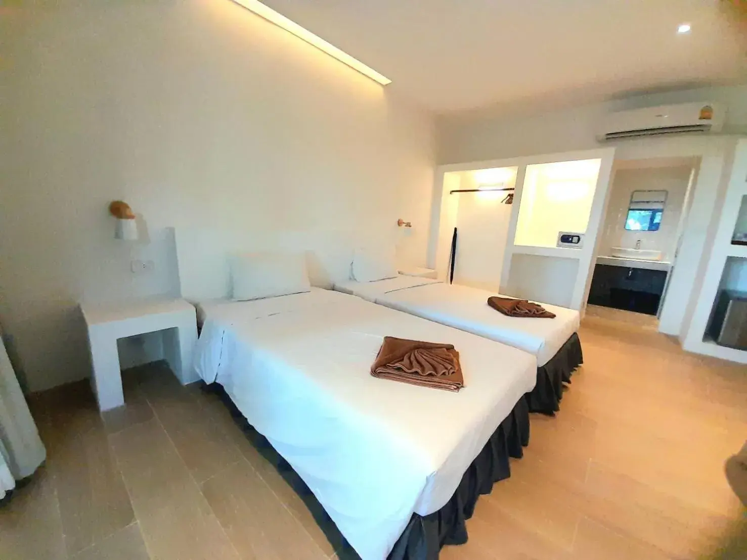 Property building, Bed in Twin Bay Resort Koh Lanta Property building, Bed in Twin Bay Resort Koh Lanta
