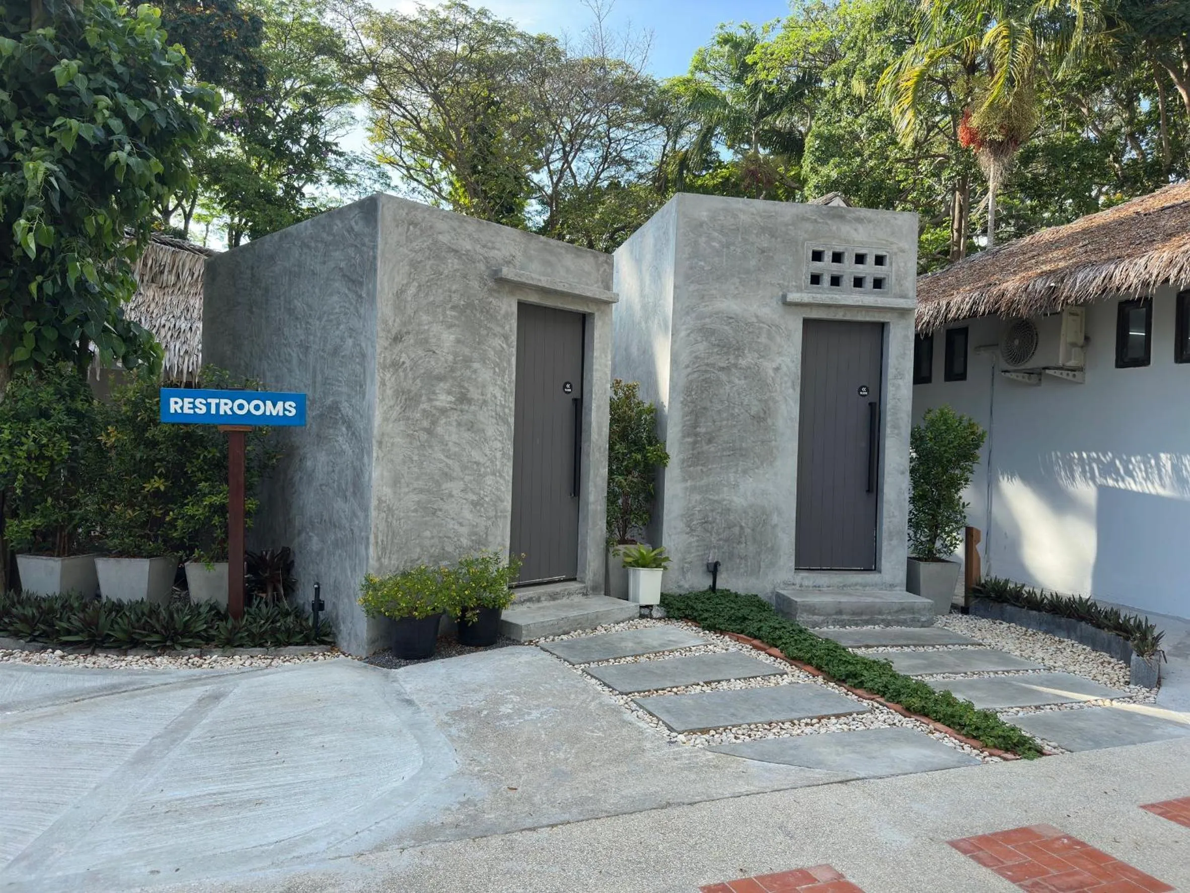 Toilet in Twin Bay Resort Koh Lanta