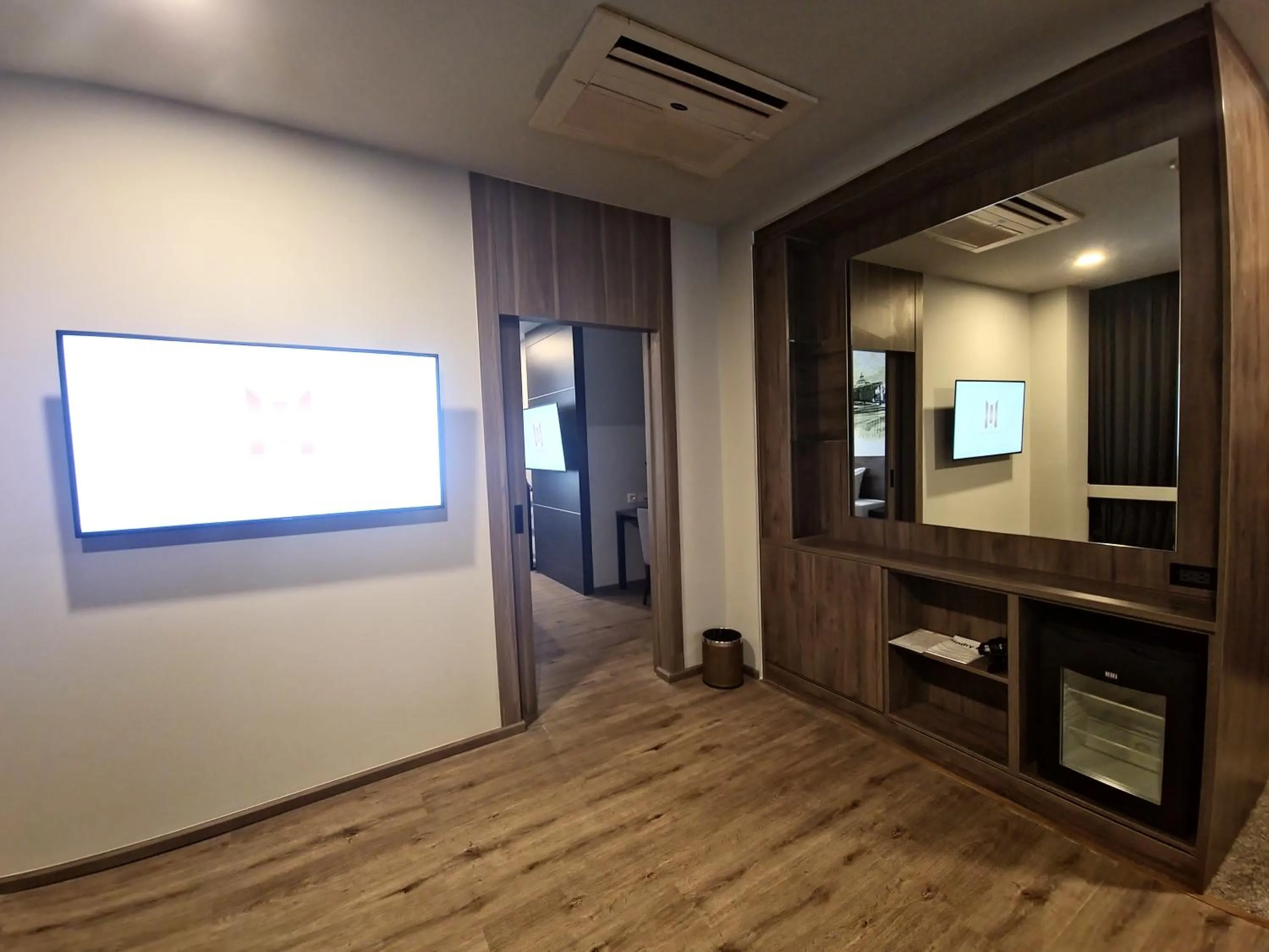 TV and multimedia in Manhattan Hotel Bangkok