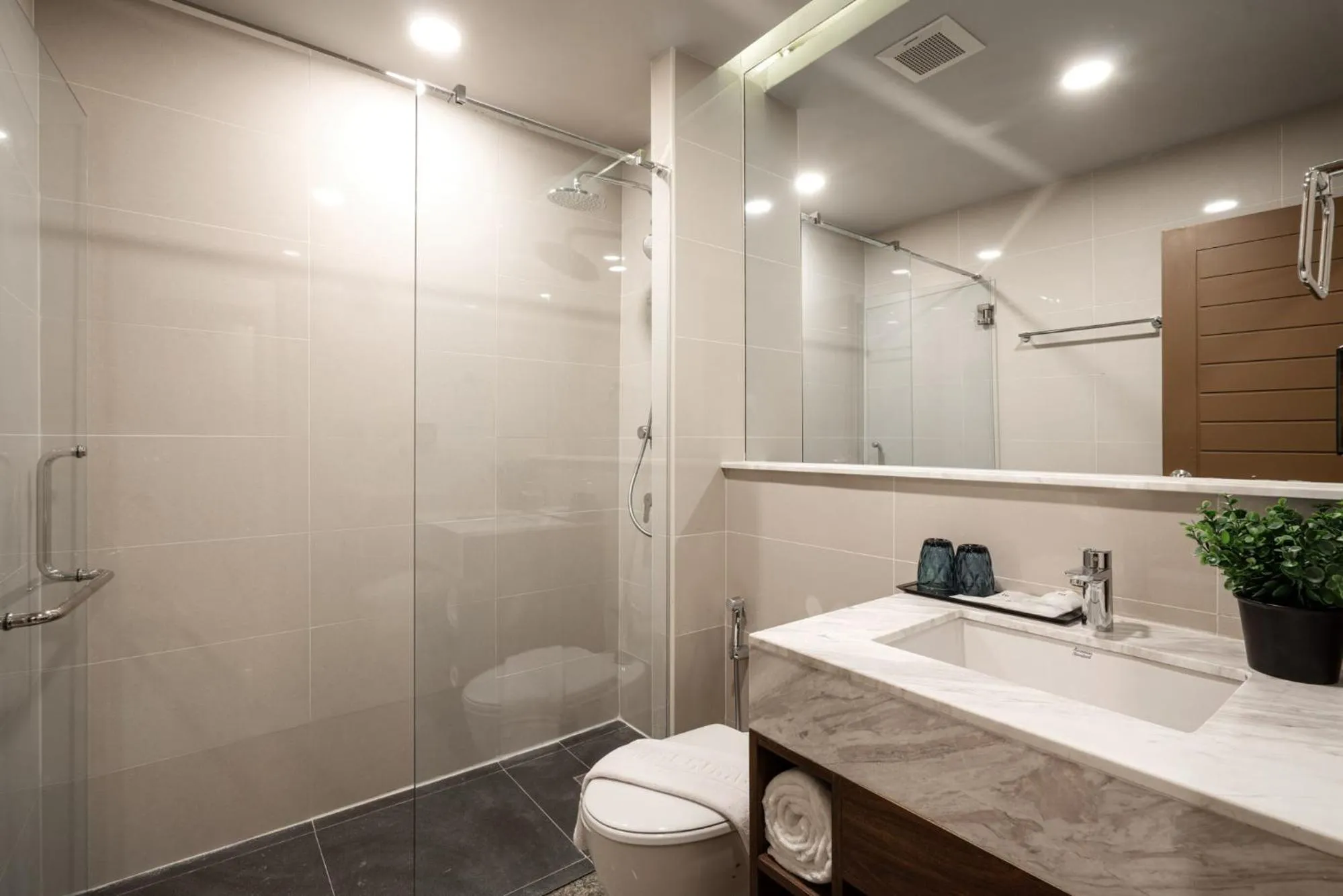 Bathroom in Manhattan Hotel Bangkok