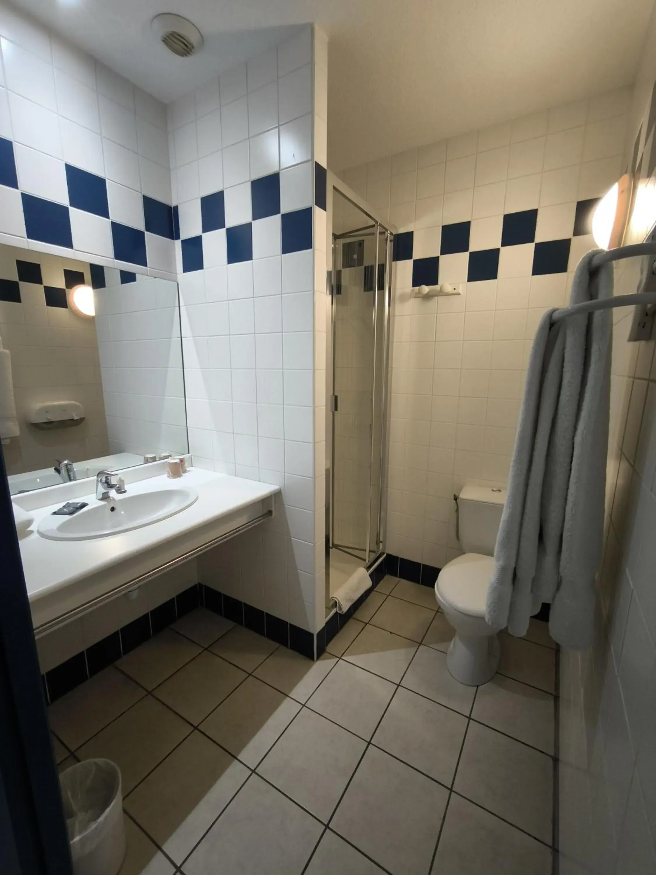 Standard Twin Room in Hôtel Le Laury's-hôtel calme proche de Rodez avec parking privé gratuit Standard Twin Room in Hôtel Le Laury's-hôtel calme proche de Rodez avec parking privé gratuit