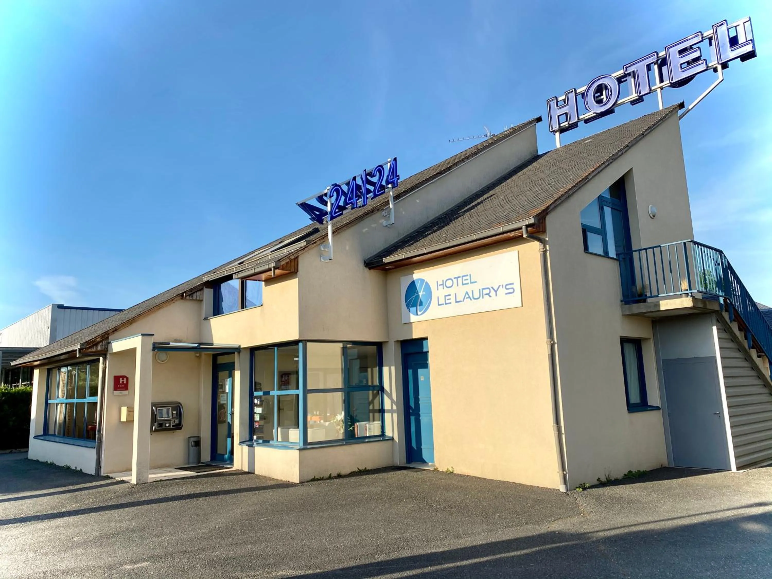 Facade/entrance in Hôtel Le Laury's