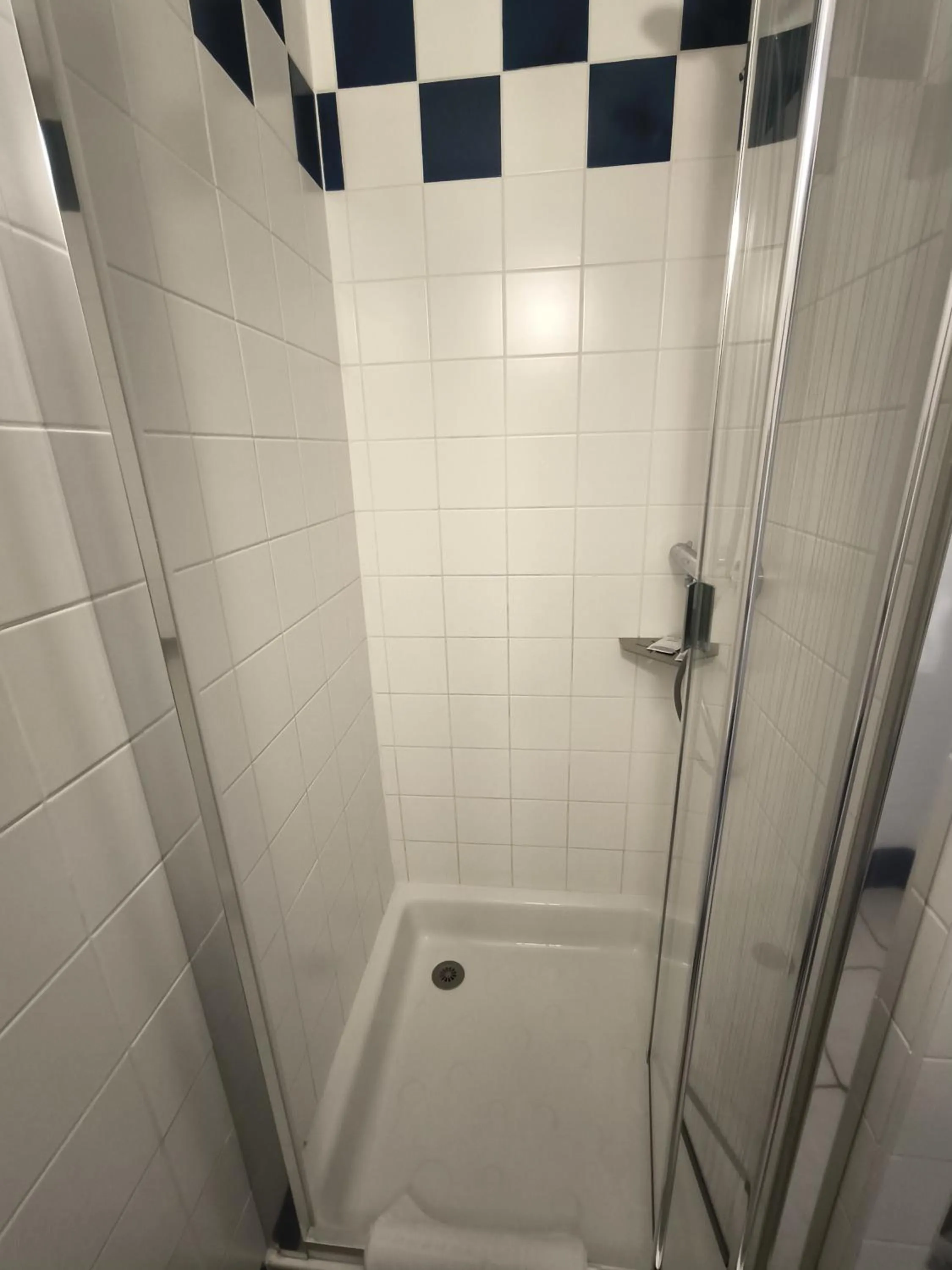 Shower in Hôtel Le Laury's