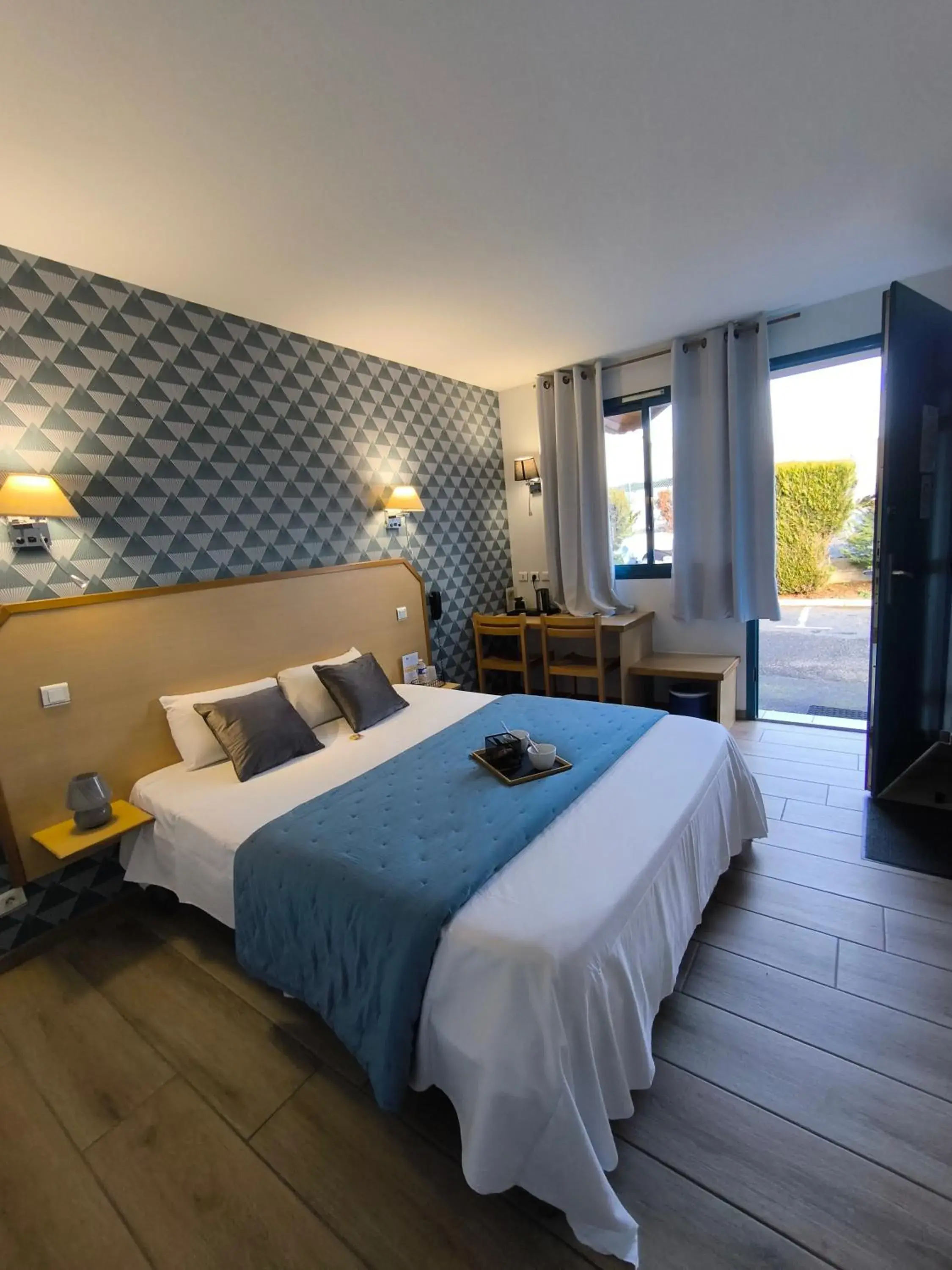 Superior Queen Room in Hôtel Le Laury's-hôtel calme proche de Rodez avec parking privé gratuit Superior Queen Room in Hôtel Le Laury's-hôtel calme proche de Rodez avec parking privé gratuit