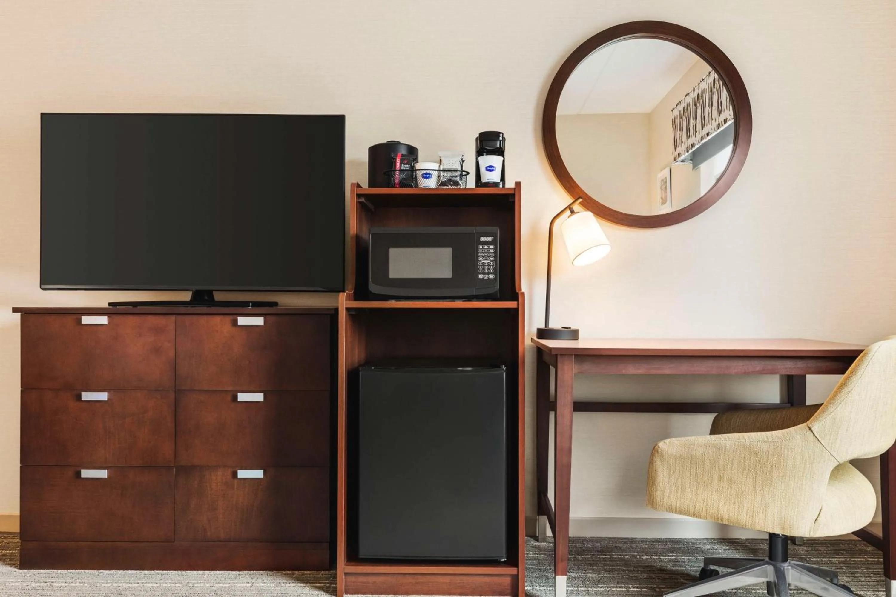 Bedroom in Hampton Inn & Suites Pittsburgh Waterfront West Homestead