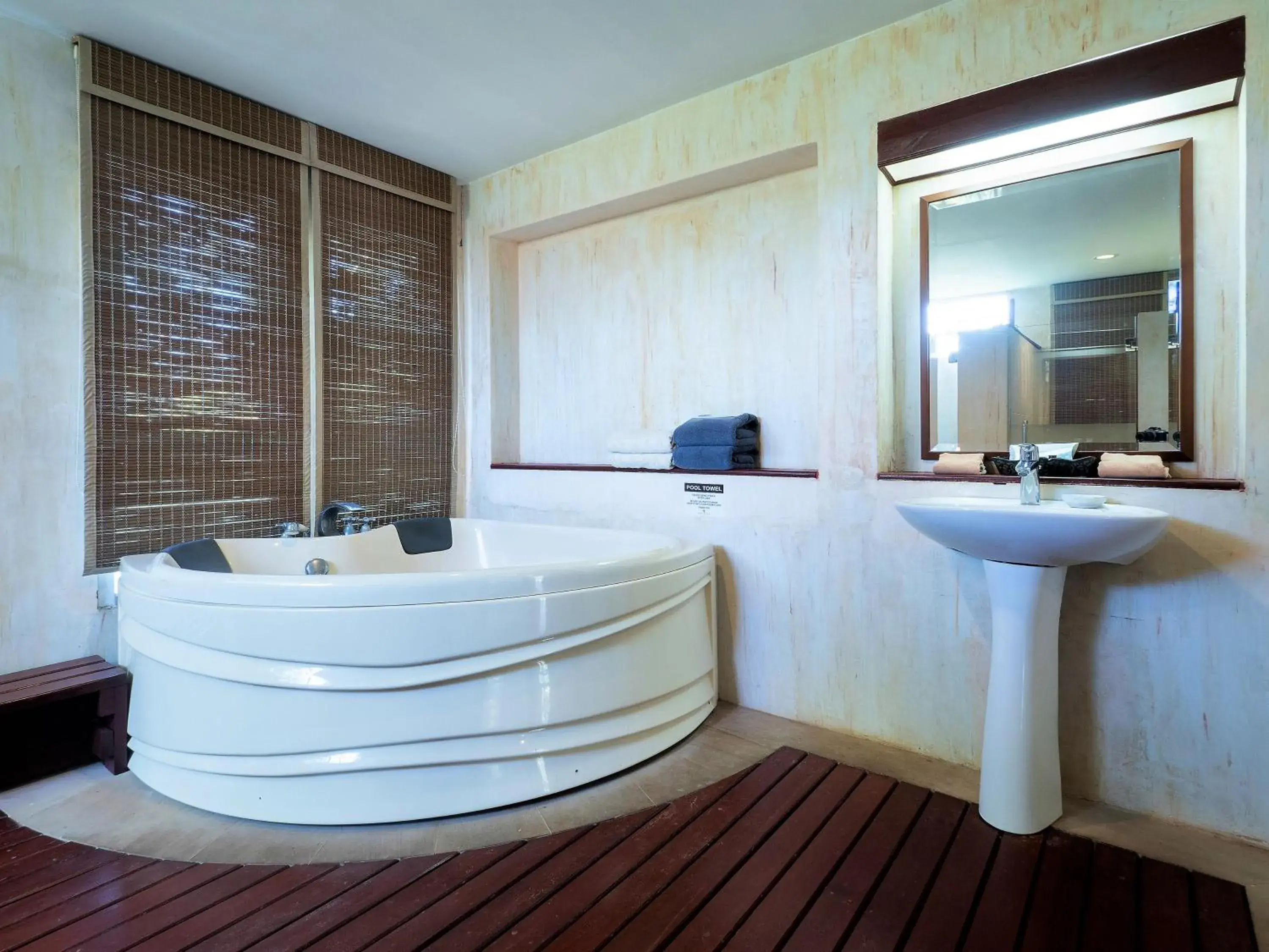 Hot Tub, Bathroom in Royal Lanta Resort & Spa