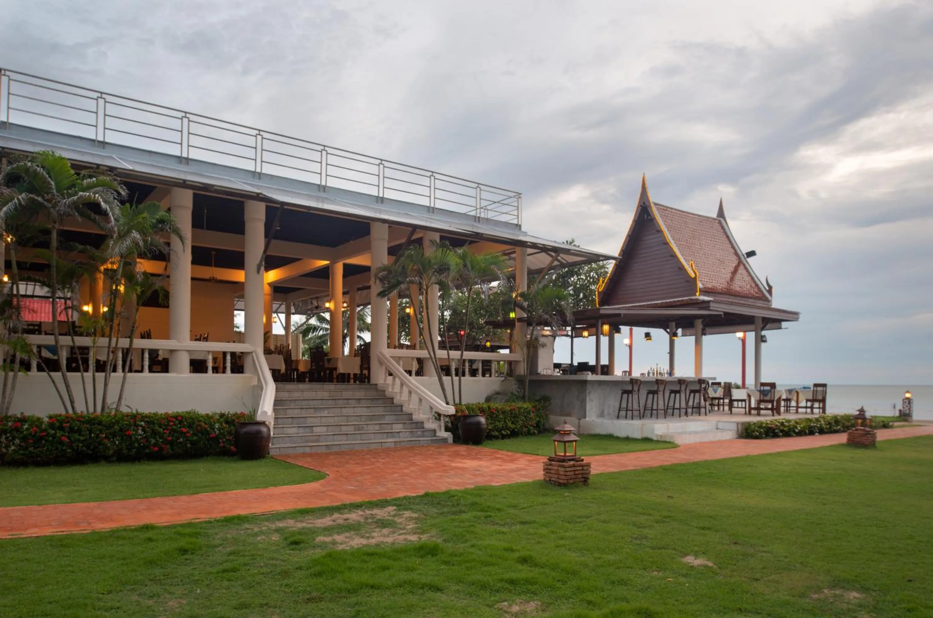 Restaurant/places to eat in Royal Lanta Resort & Spa