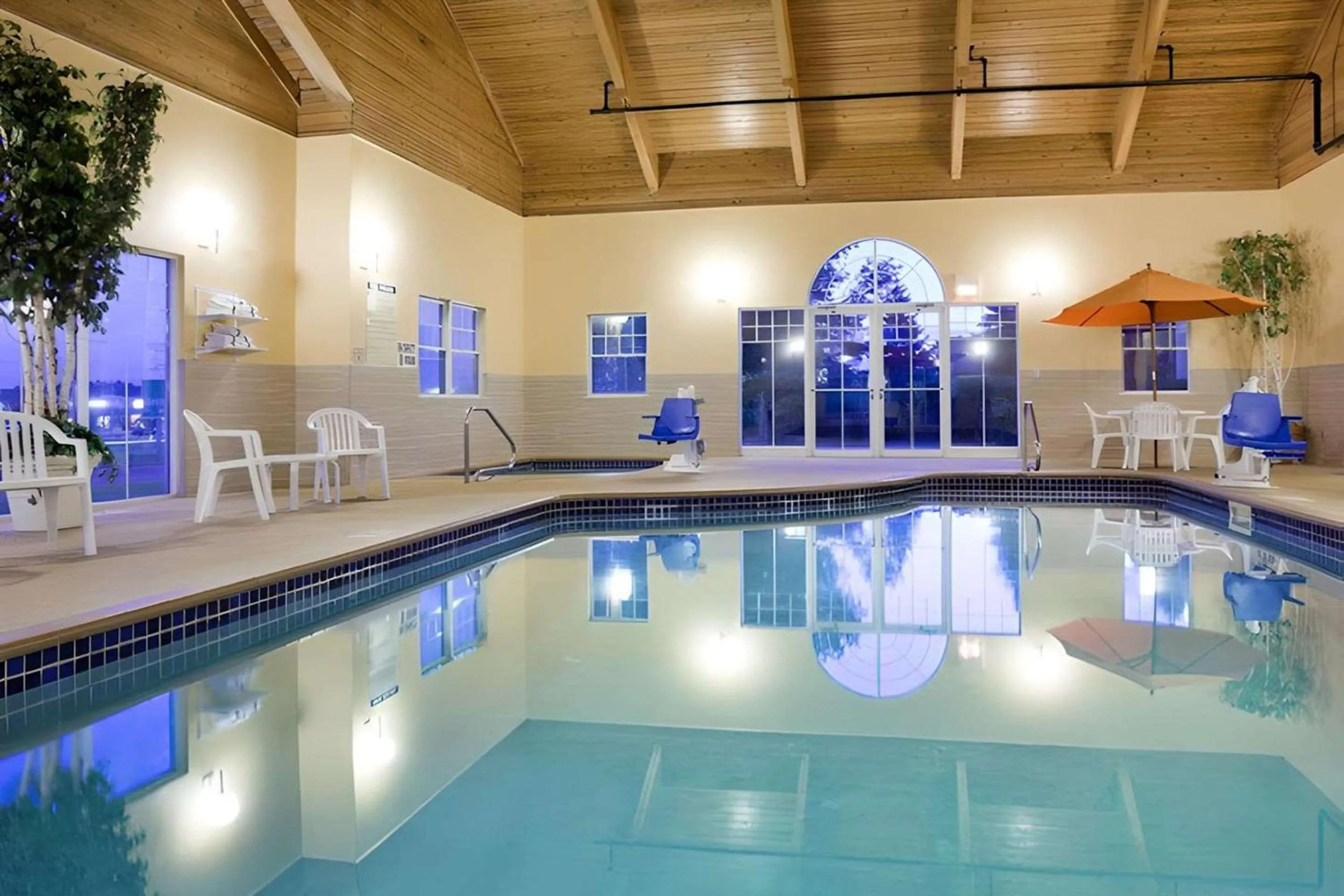 Swimming pool in Quality Inn & Suites