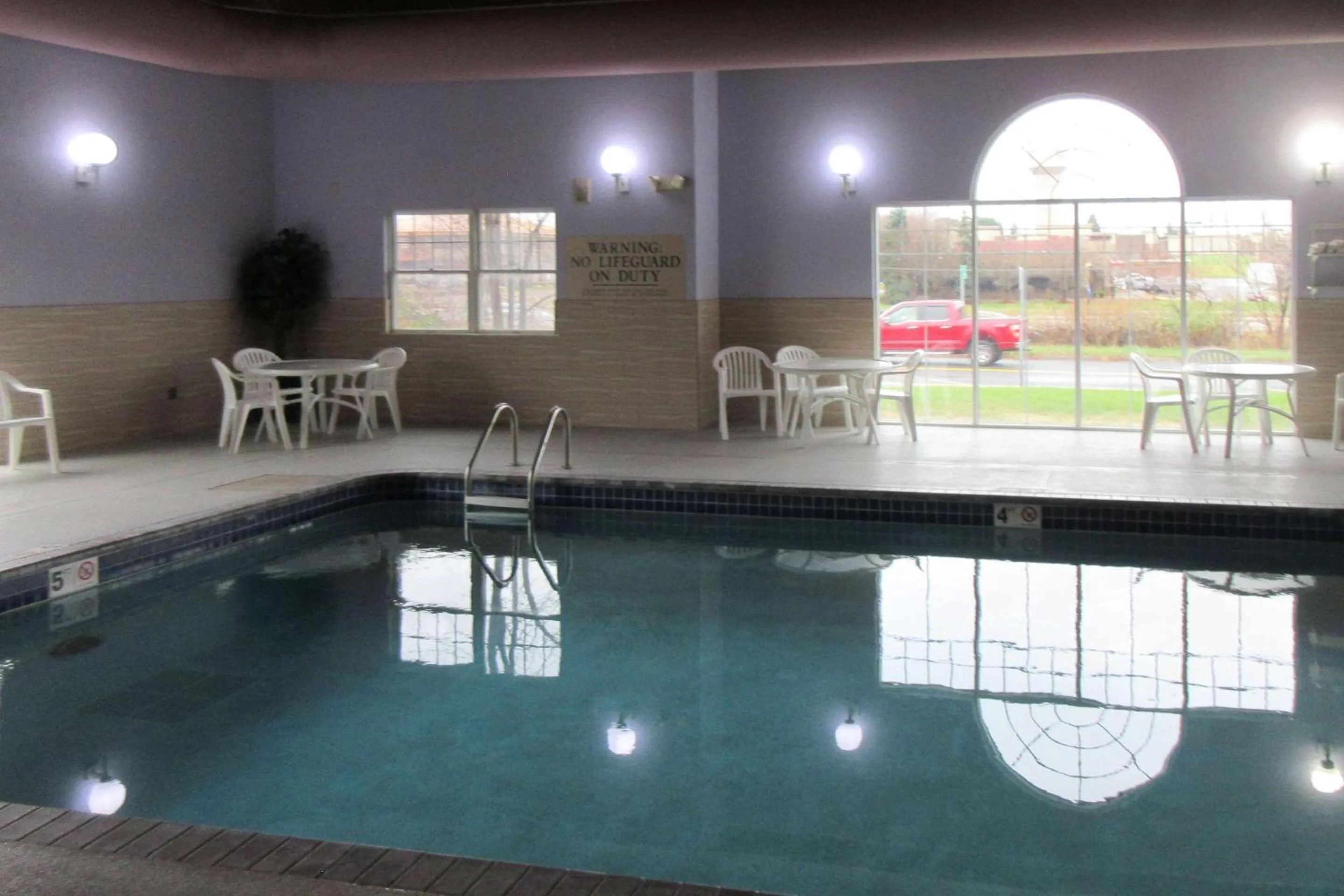 Swimming pool in Quality Inn & Suites