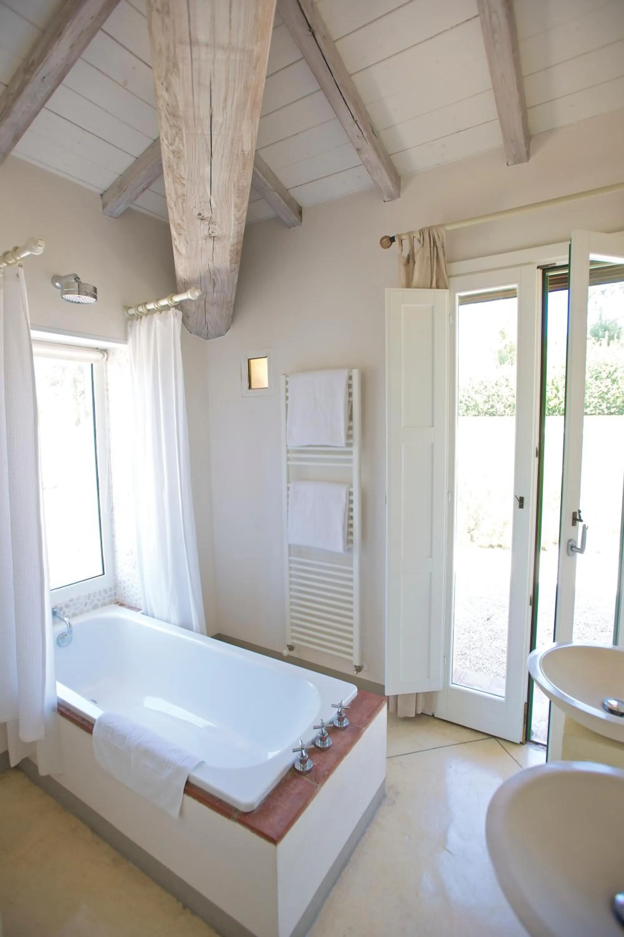 Bathroom, Bed in Fontelunga Hotel & Villas