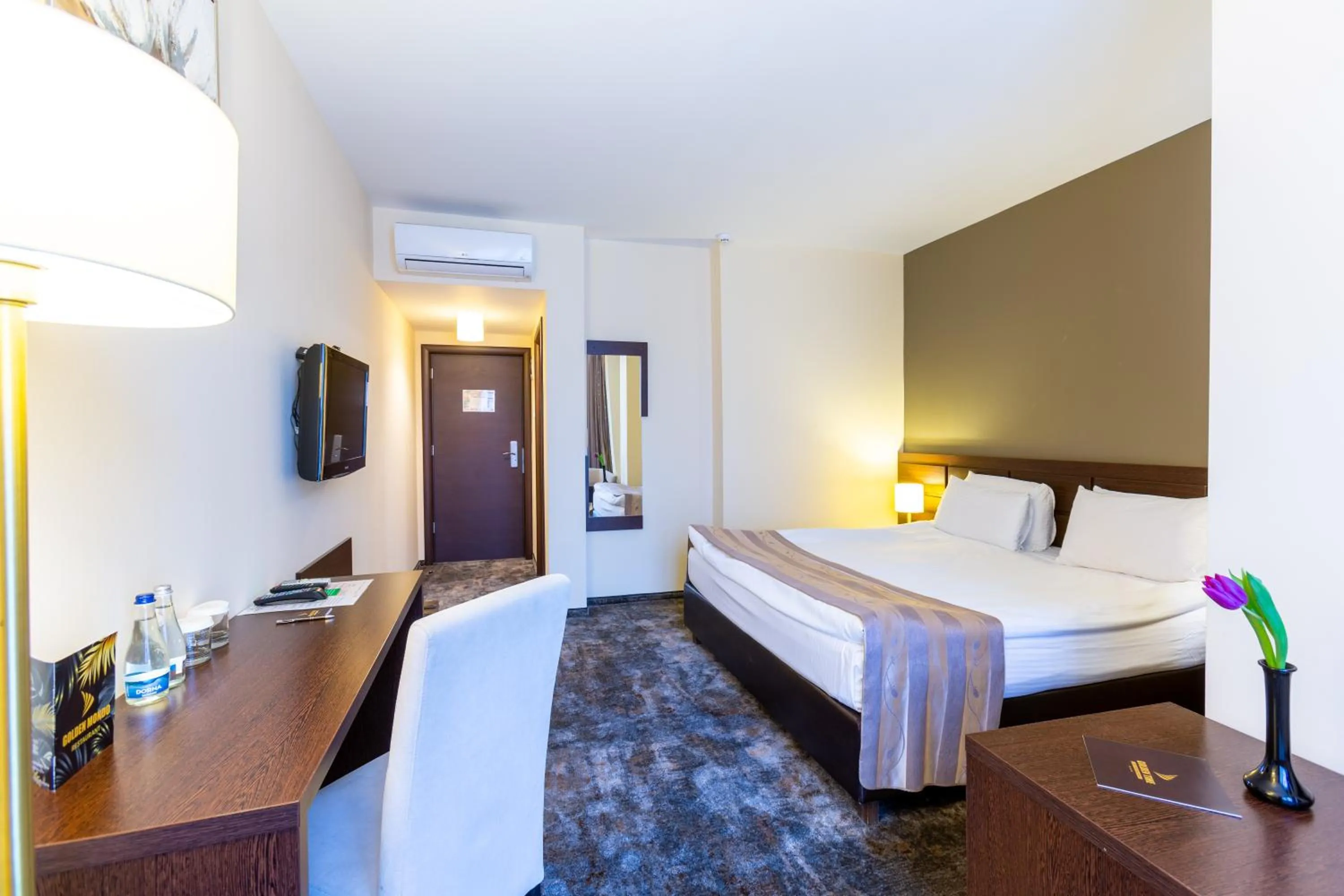 Photo of the whole room, Bed in Golden Time Hotel