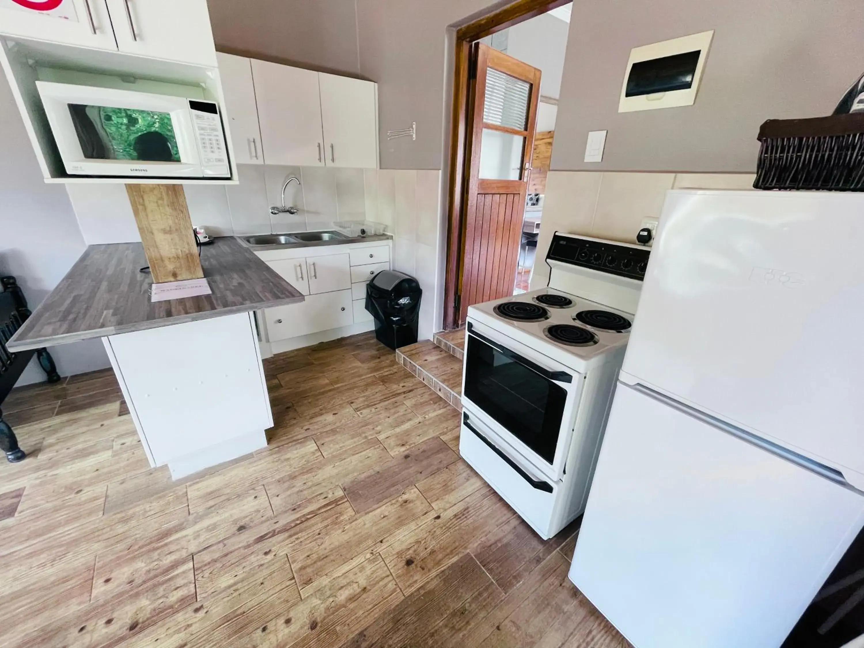 Kitchen or kitchenette in Madeira Bed Kitchen or kitchenette in Madeira Bed