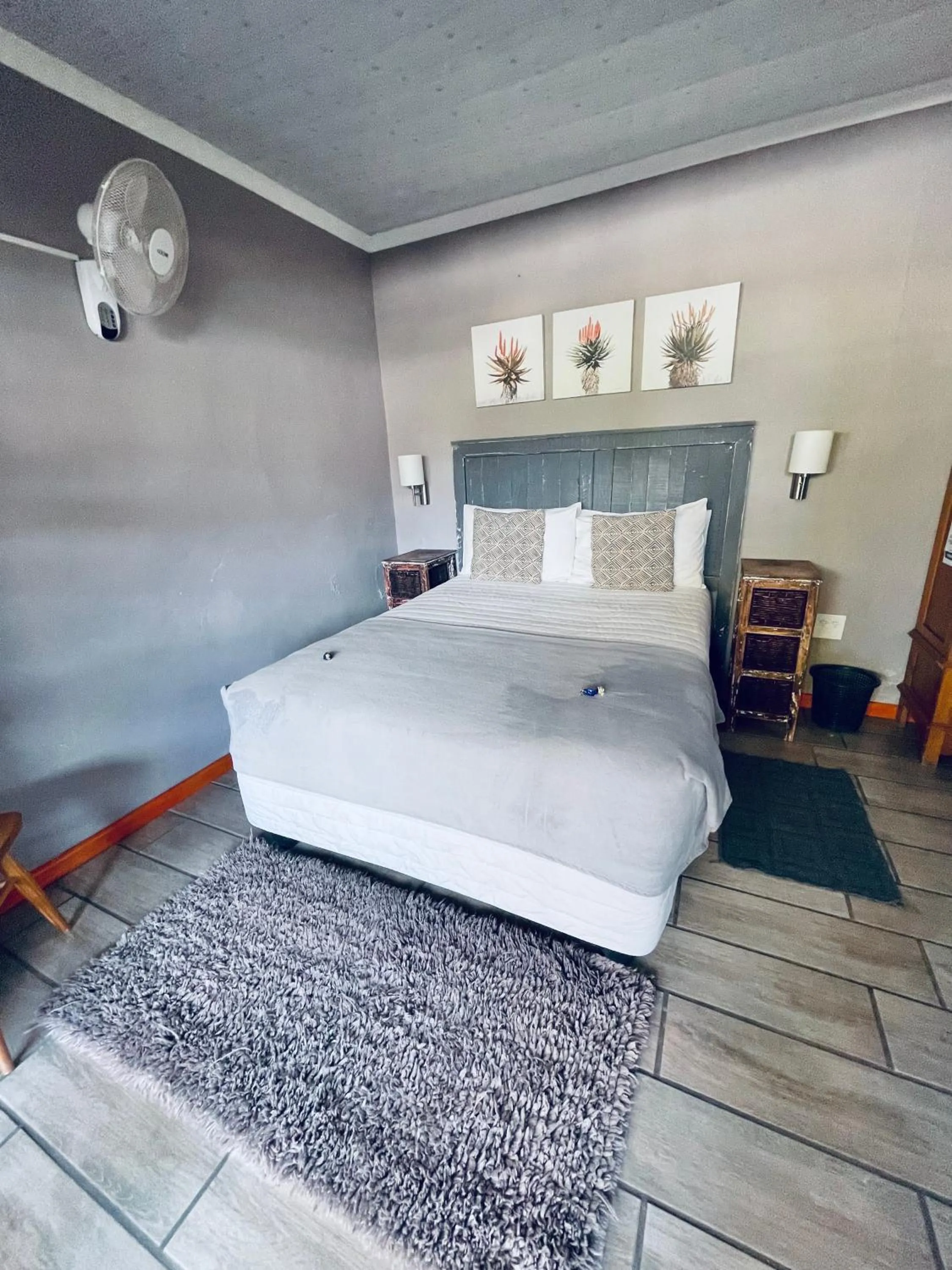 Photo of the whole room, Bed in Madeira Bed