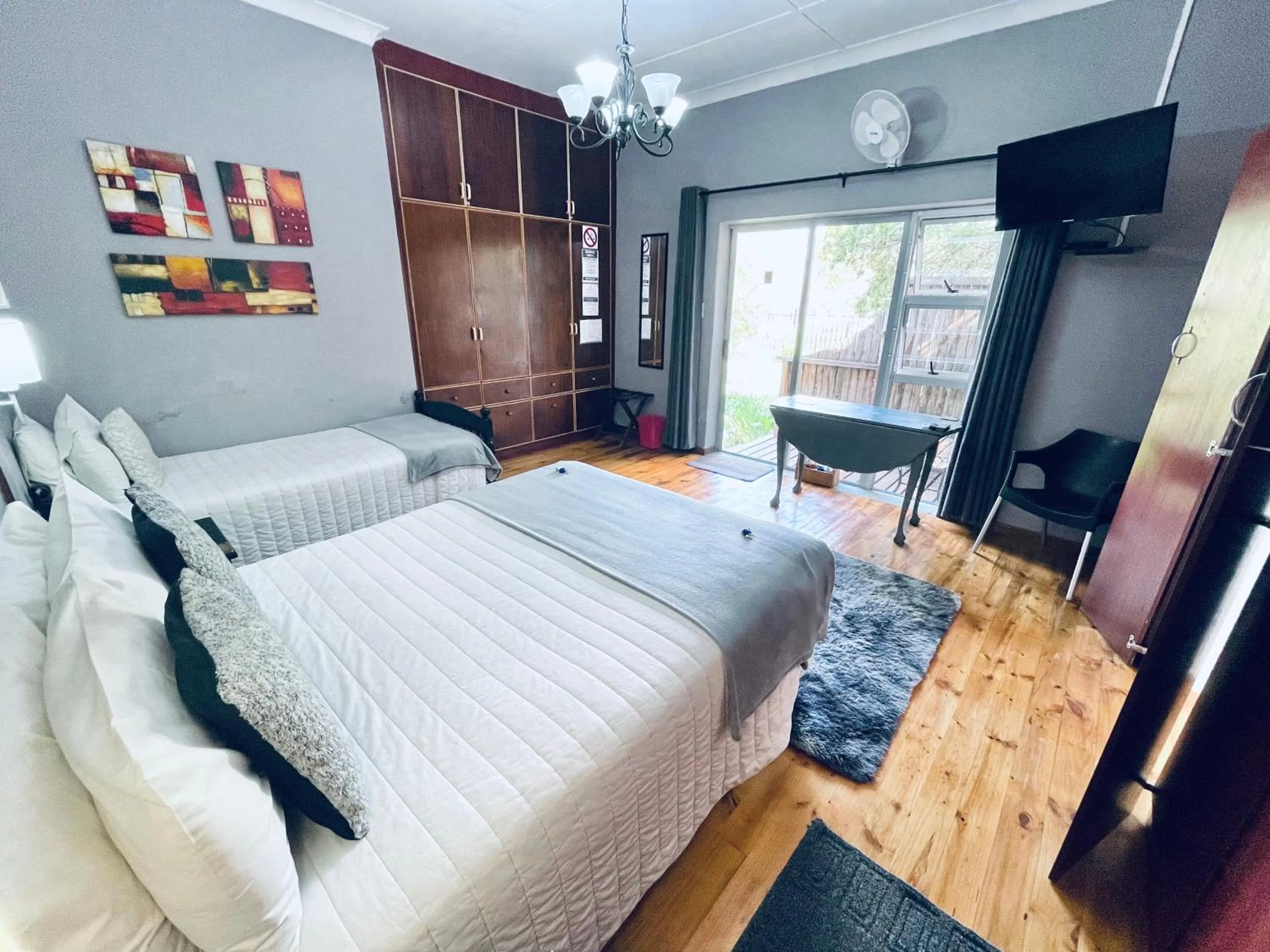 Photo of the whole room, Bed in Madeira Bed