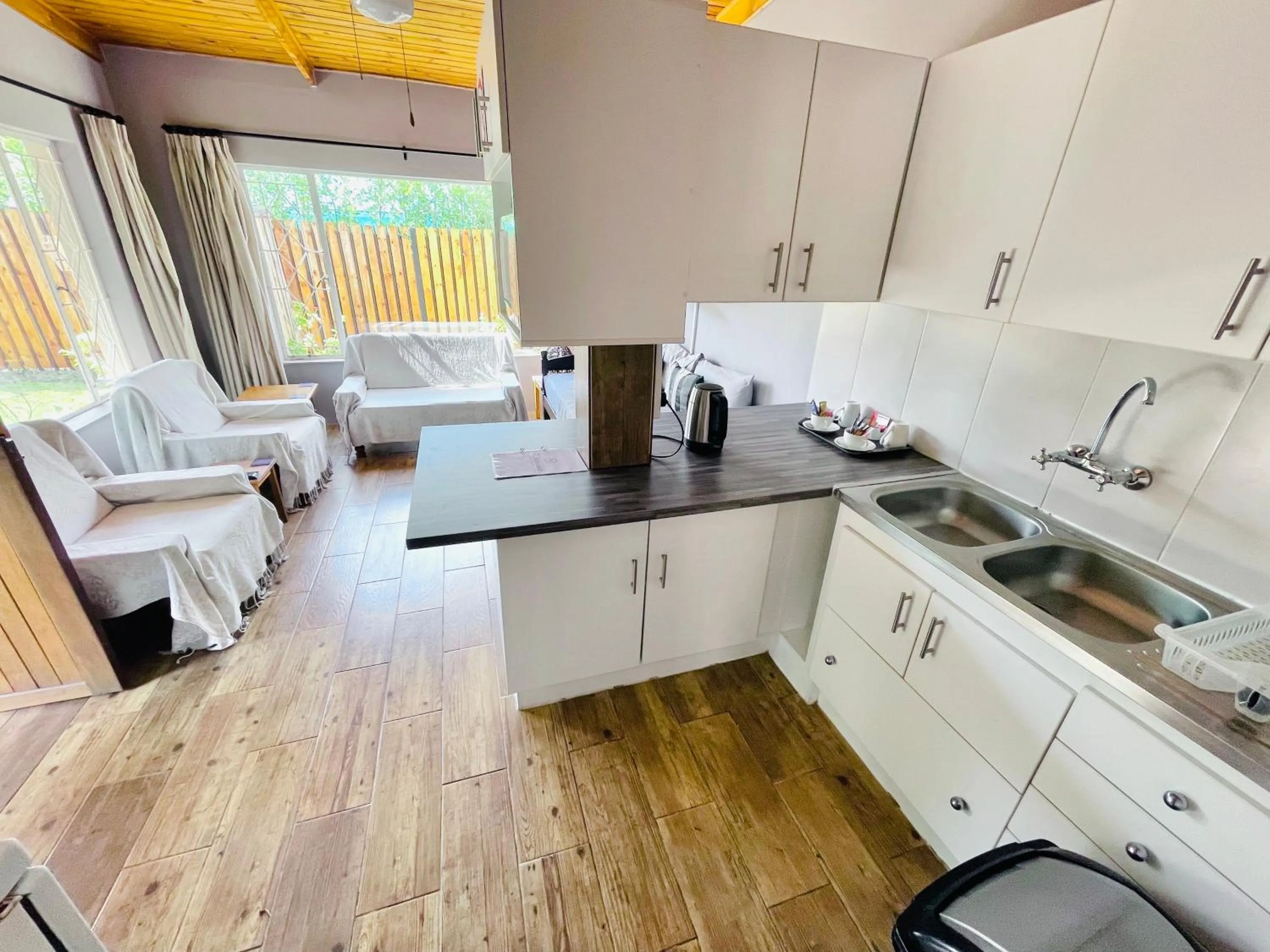 Kitchen or kitchenette in Madeira Bed