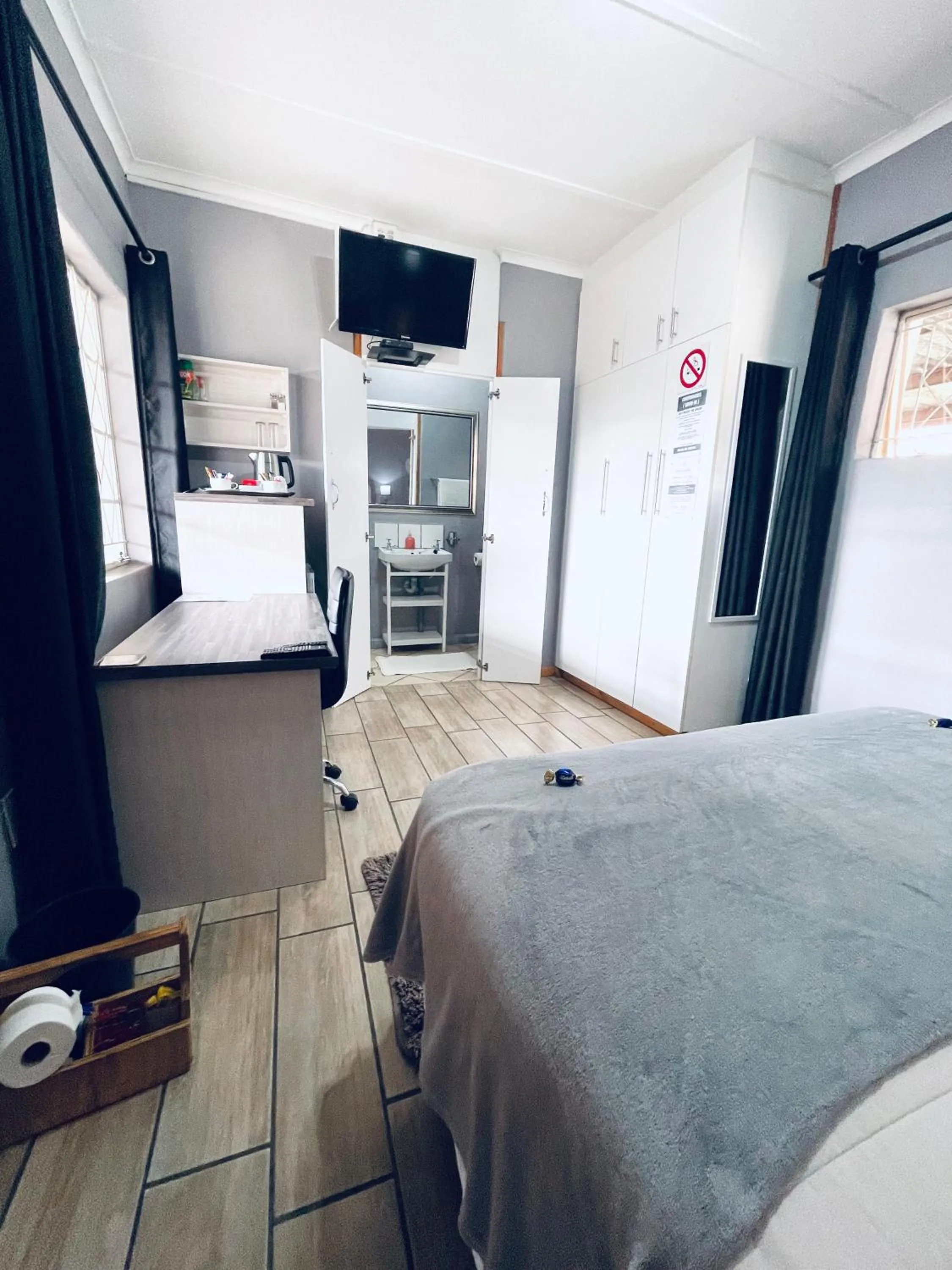 Photo of the whole room, Bed in Madeira Bed